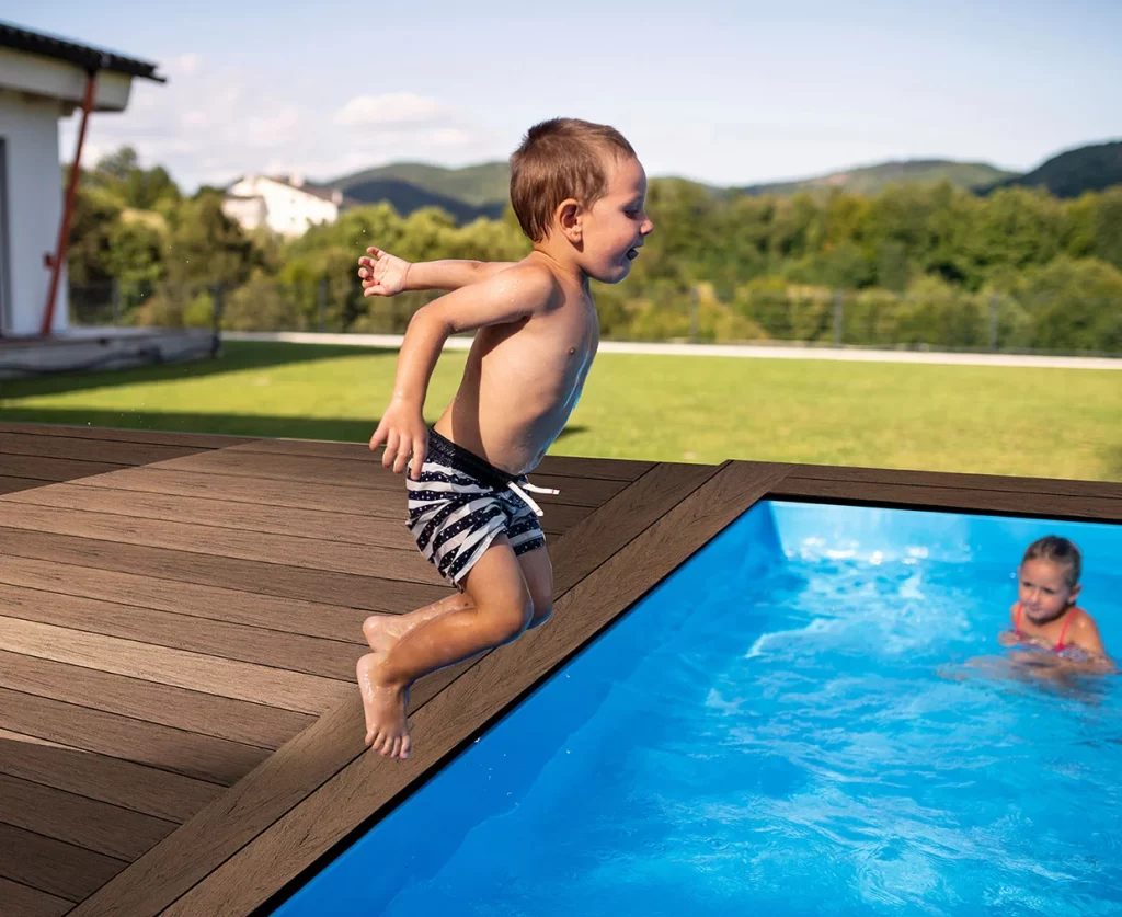 Terrassenbrett in der Nähe des Pools - Kinder, Freude