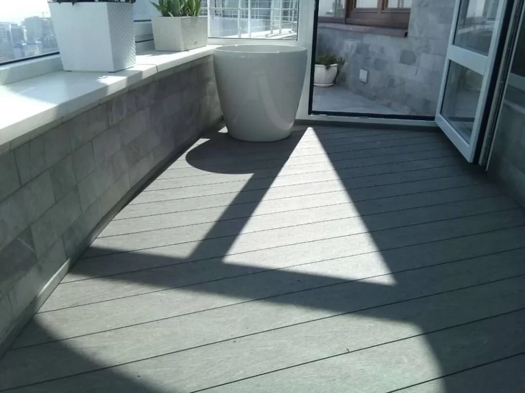 WPC-Terrassendiele auf dem Balkon