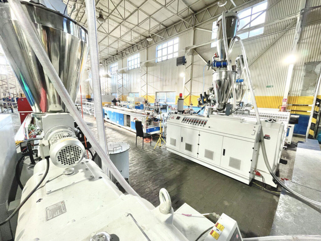 Виробництво терасної дошки Bruggan на європейській фабриці Woodplast