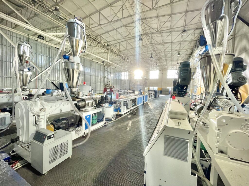 Виробництво терасної дошки Bruggan на європейській фабриці Woodplast