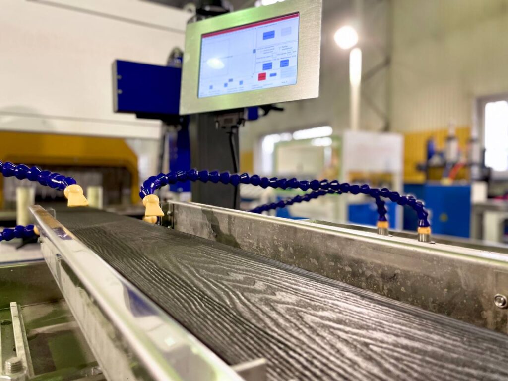 Виробництво терасної дошки Bruggan на європейській фабриці Woodplast