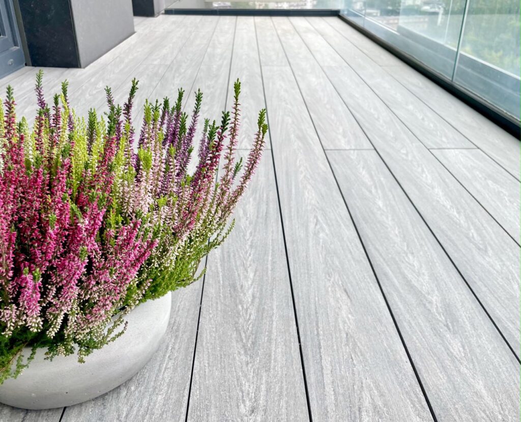 Wie bereitet man die Terrasse auf die neue Saison vor? Ein paar einfache Regeln, damit Ihre Terrasse immer makellos aussieht.