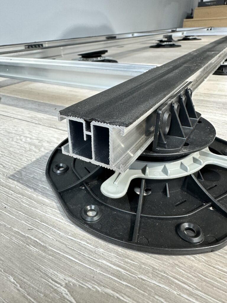 Vibrolenta. Was ist das und warum ist es so nützlich für Ihre Terrasse? Einfache Installation und Zeitersparnis.