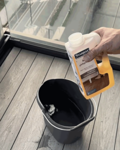 Wie bereitet man die Terrasse auf die neue Saison vor? Reinigungsmittel ohne aktive chemische Verunreinigungen und warmes Wasser