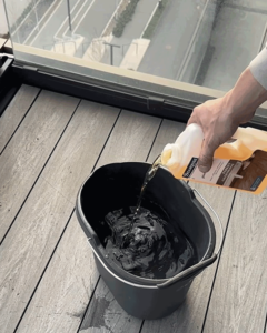 Wie bereitet man die Terrasse auf die neue Saison vor? Waschmittel in warmes Wasser geben.