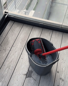 Wie bereitet man die Terrasse auf die neue Saison vor? Mittelharte Bürste.