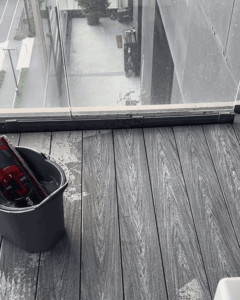 Wie bereitet man die Terrasse auf die neue Saison vor? Spülen Sie das Brett gründlich mit warmem Wasser ab.