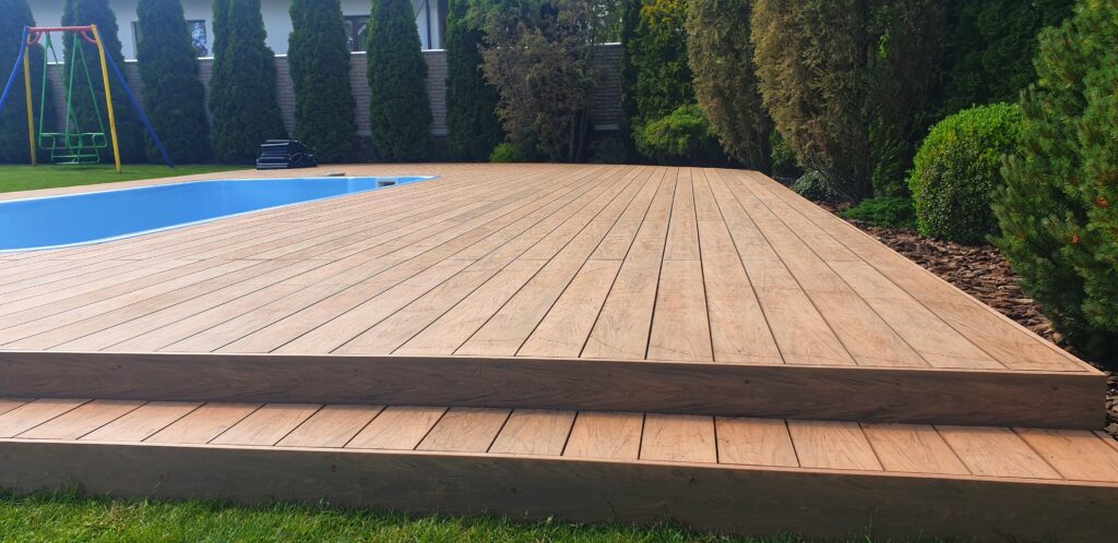Eine Terrasse für ein Landhaus oder ein Sommerhäuschen
