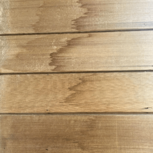 Wasserflecken auf Verbundplatten und exotischem Holz. Ursachen und Pflege