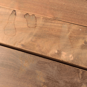 Wasserflecken auf Verbundplatten und exotischem Holz. Ursachen und Pflege