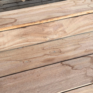 Wasserflecken auf Verbundplatten und exotischem Holz. Ursachen und Pflege