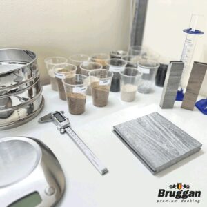 Kontrolle der Qualität von Bruggan-Terrassendielen