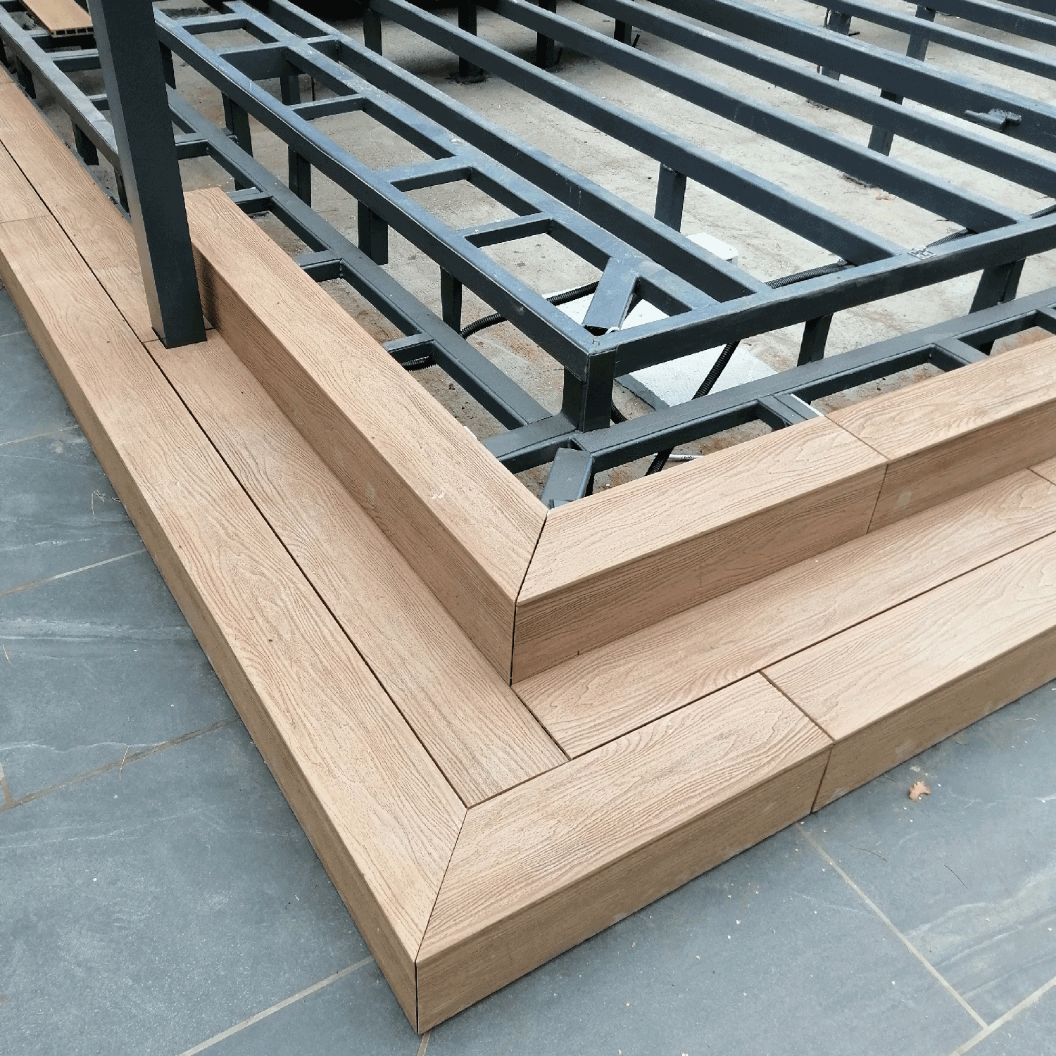 Was man beim Kauf von Terrassendielen beachten sollte. Die professionelle Montage der Terrasse ist entscheidend für ihre Lebensdauer.