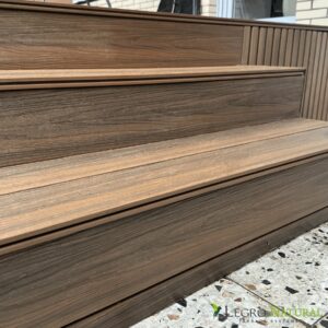 Варианты использования фасадного профиля Legro Wall Panels. С террасной доской Legro Ultra Naturale.
