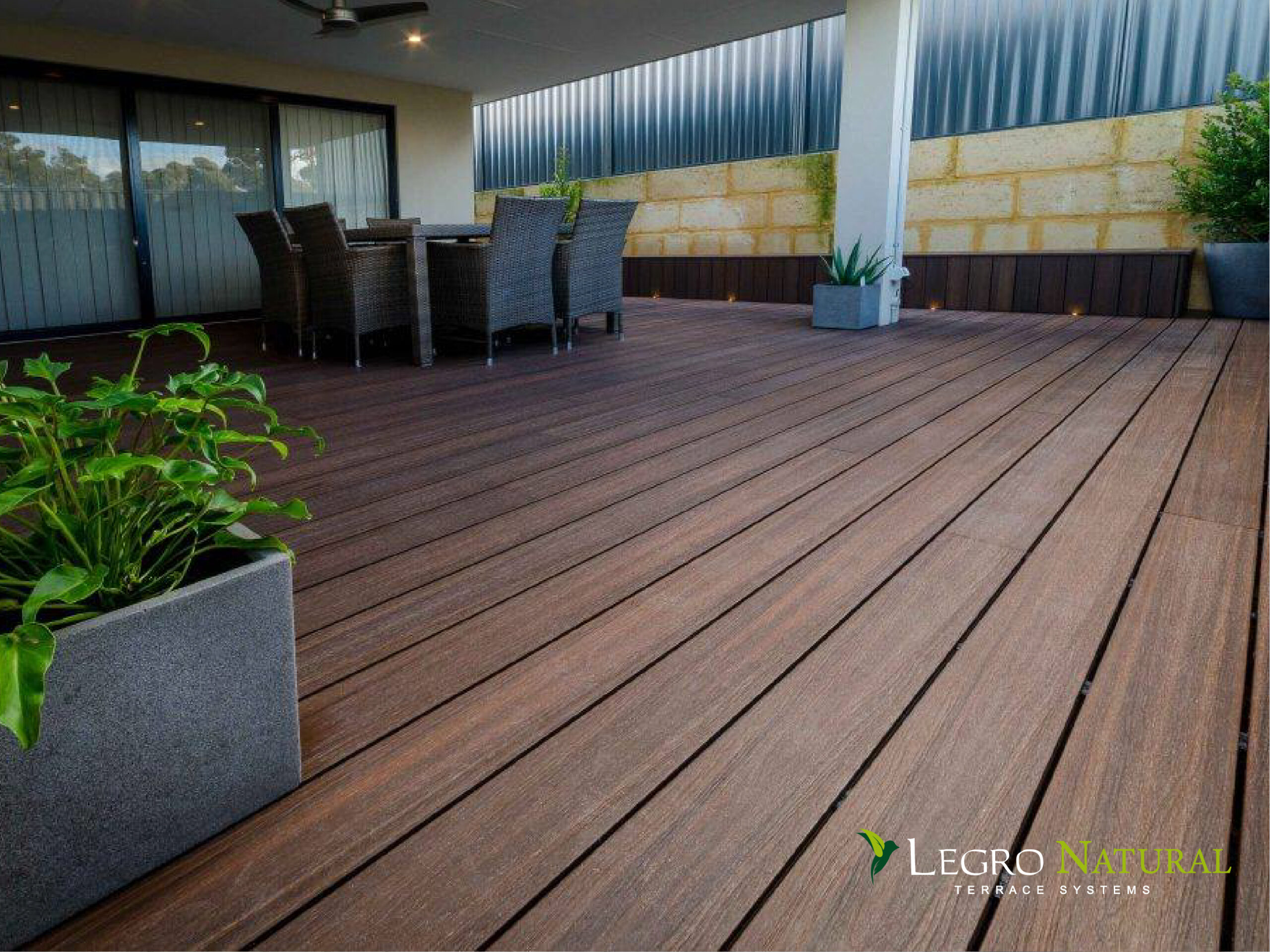 Терасна дошка Legro Natural Walnut. Legro Ultra Natural виготовлена з екологічного деревно-полімерного композиту зі стійкістю до утворення плям і 100% захистом кольору.