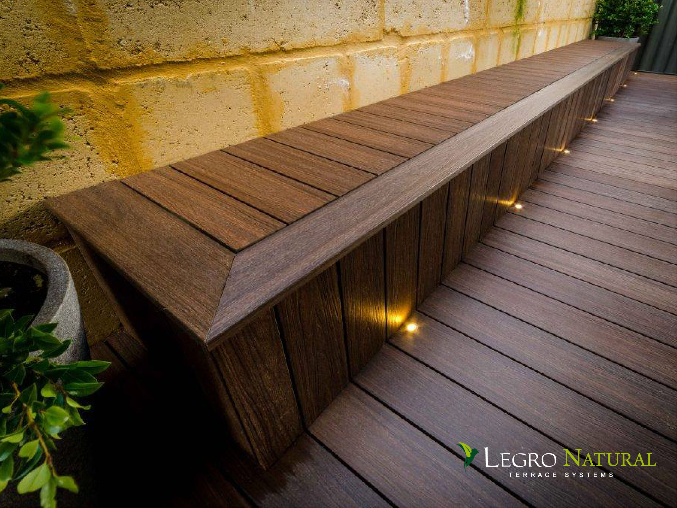 Терасна дошка Legro Natural Walnut. Legro Ultra Natural виготовлена з екологічного деревно-полімерного композиту зі стійкістю до утворення плям і 100% захистом кольору.
