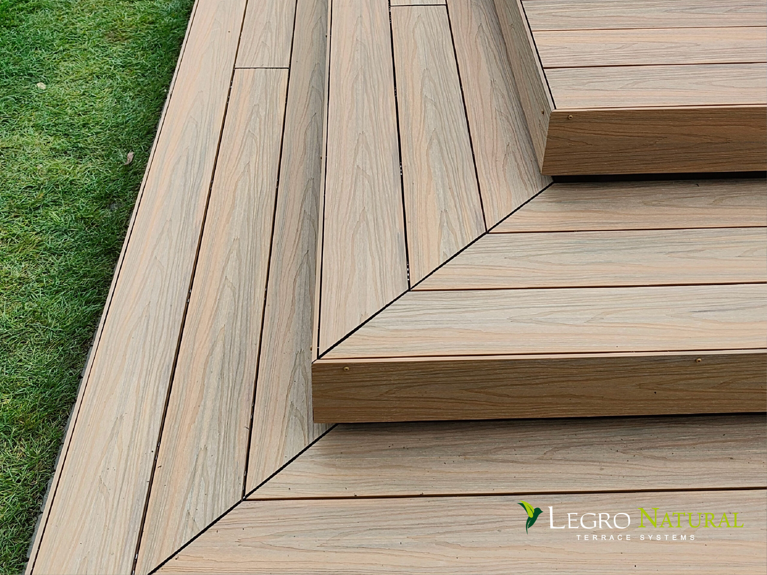 Террасная доска Legro Natural Maple. Legro Ultra Natural изготовлена ​​из экологичного древесно-полимерного композита устойчивого к образованию пятен и 100% защитой цвета.