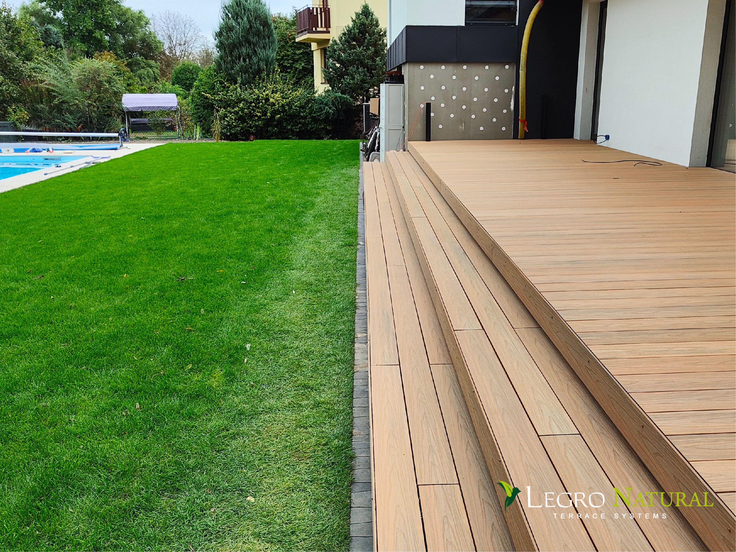 Террасная доска Legro Natural Maple. Legro Ultra Natural изготовлена ​​из экологичного древесно-полимерного композита устойчивого к образованию пятен и 100% защитой цвета.