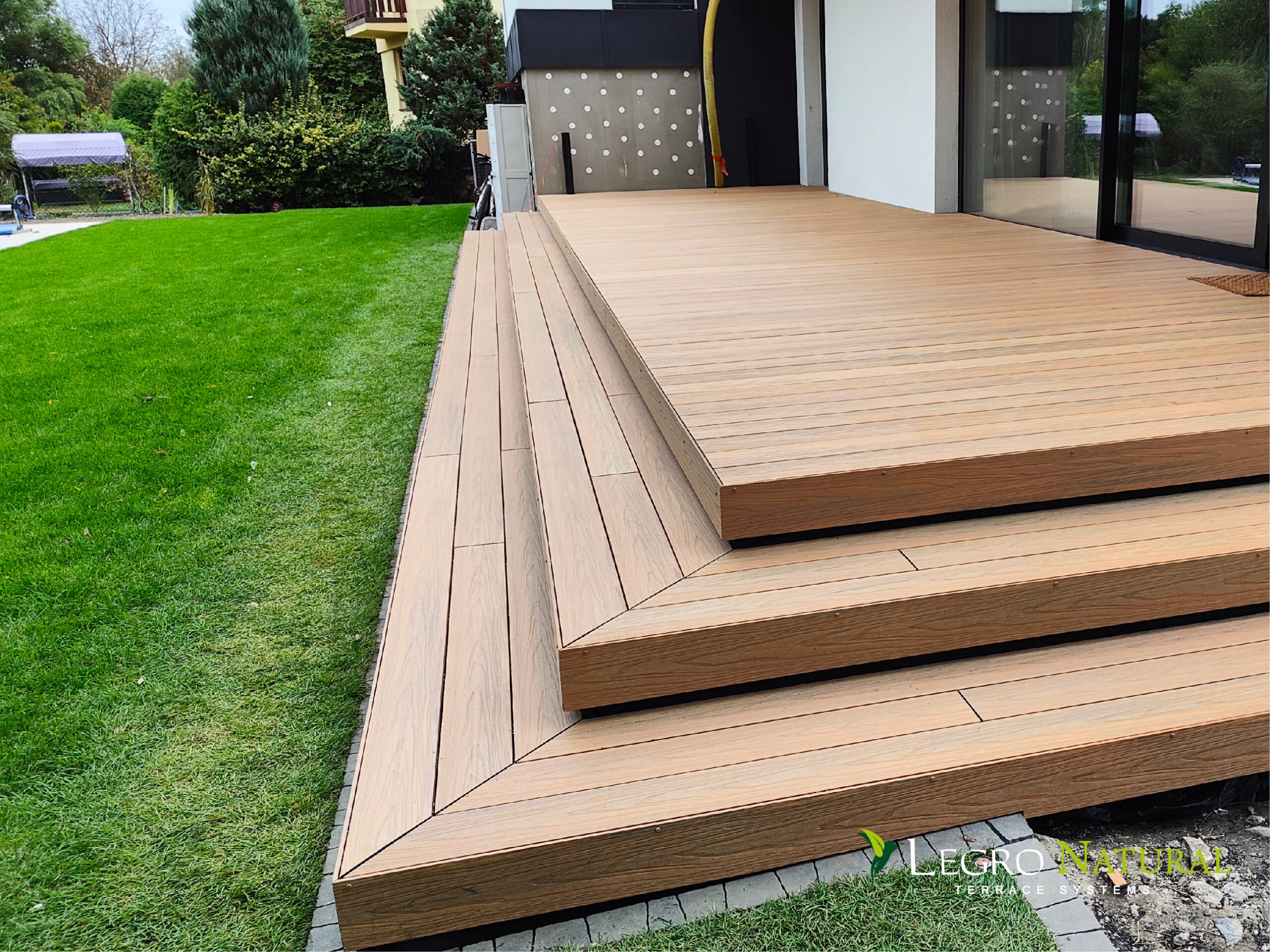 Террасная доска Legro Natural Maple. Legro Ultra Natural изготовлена ​​из экологичного древесно-полимерного композита устойчивого к образованию пятен и 100% защитой цвета.