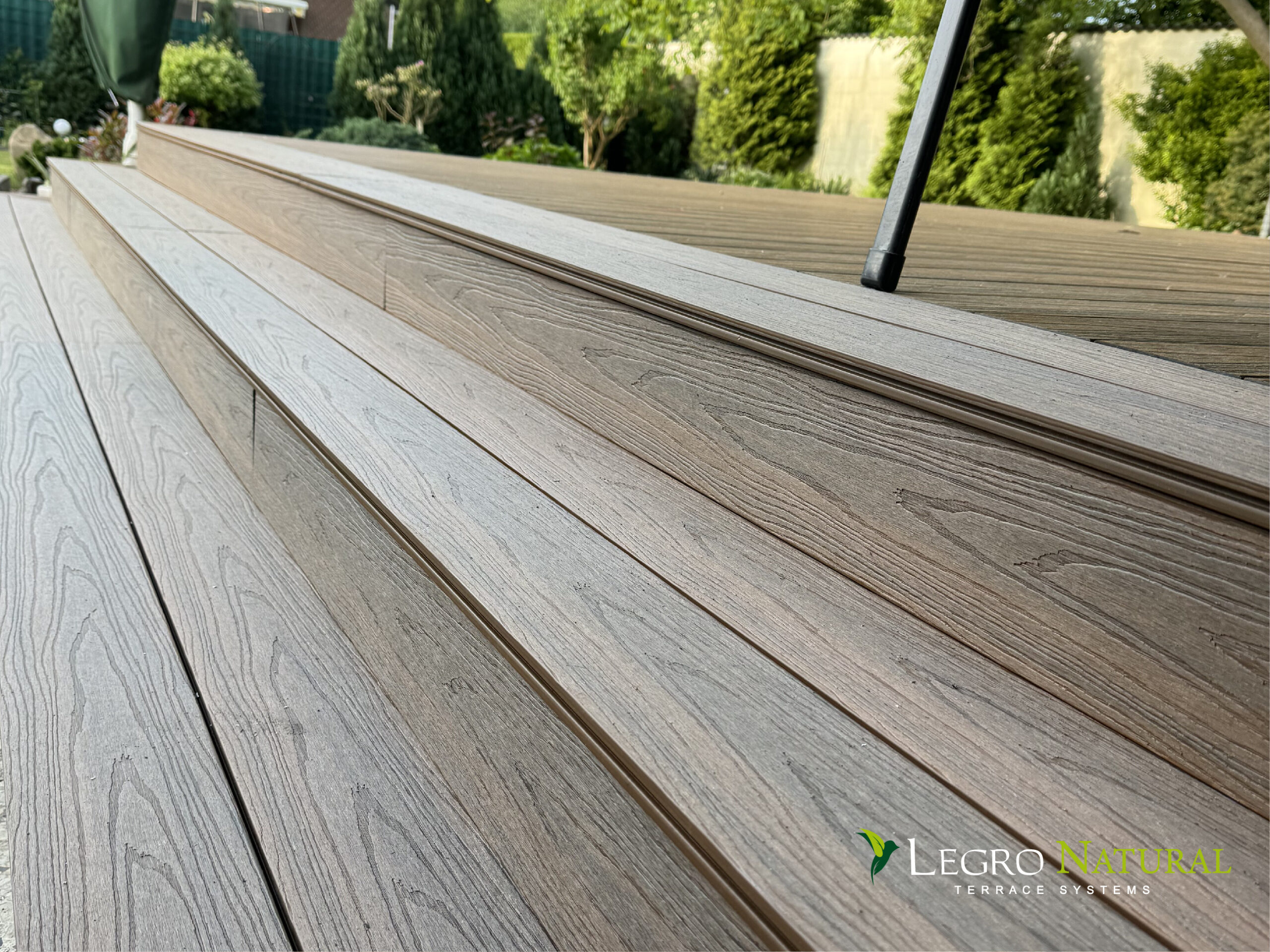 Терасна дошка Legro Natural Teak. Legro Ultra Natural – міцна, не боїться ударів, рідин, екологічна та легка у догляді, термін служби – близько 50 років.