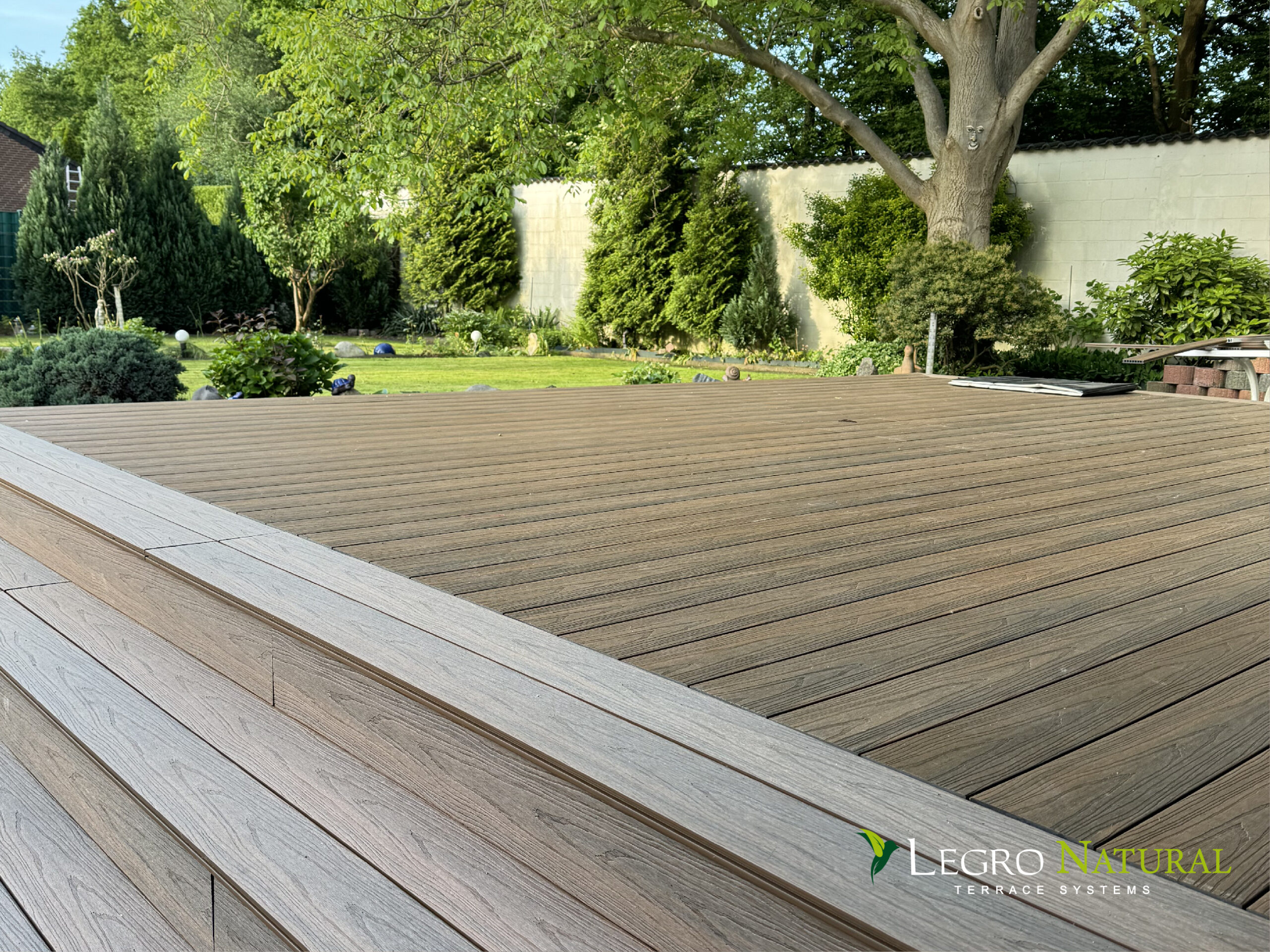 Терасна дошка Legro Natural Teak. Legro Ultra Natural – міцна, не боїться ударів, рідин, екологічна та легка у догляді, термін служби – близько 50 років.