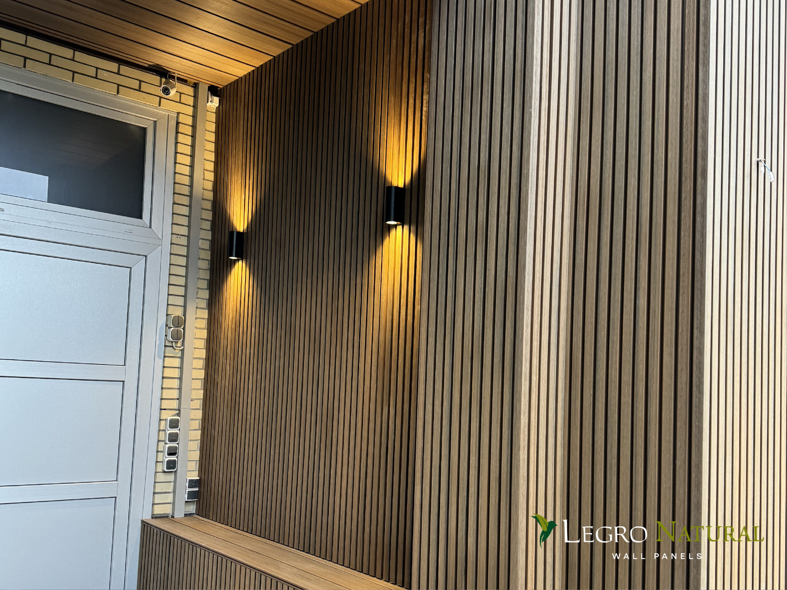 Фасадний профіль Legro Teak (FS 21, FS 15). Фасадна дошка Legro Natural Teak має максимальний захист від плям і впливу ультрафіолетового випромінювання.