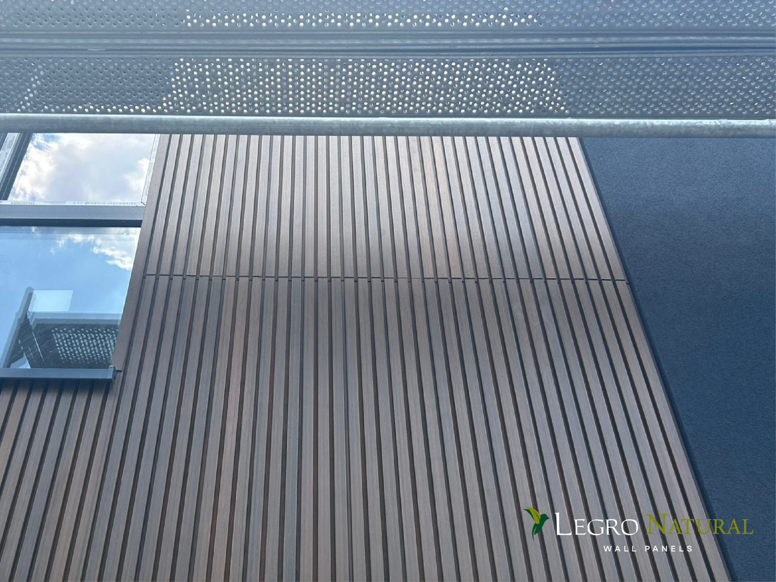 Фасадний профіль Legro Walnut (FS 21, FS 15). Дошка Legro Natural Walnut для оздоблення фасадів для має захист від плям і впливу ультрафіолетового випромінювання.