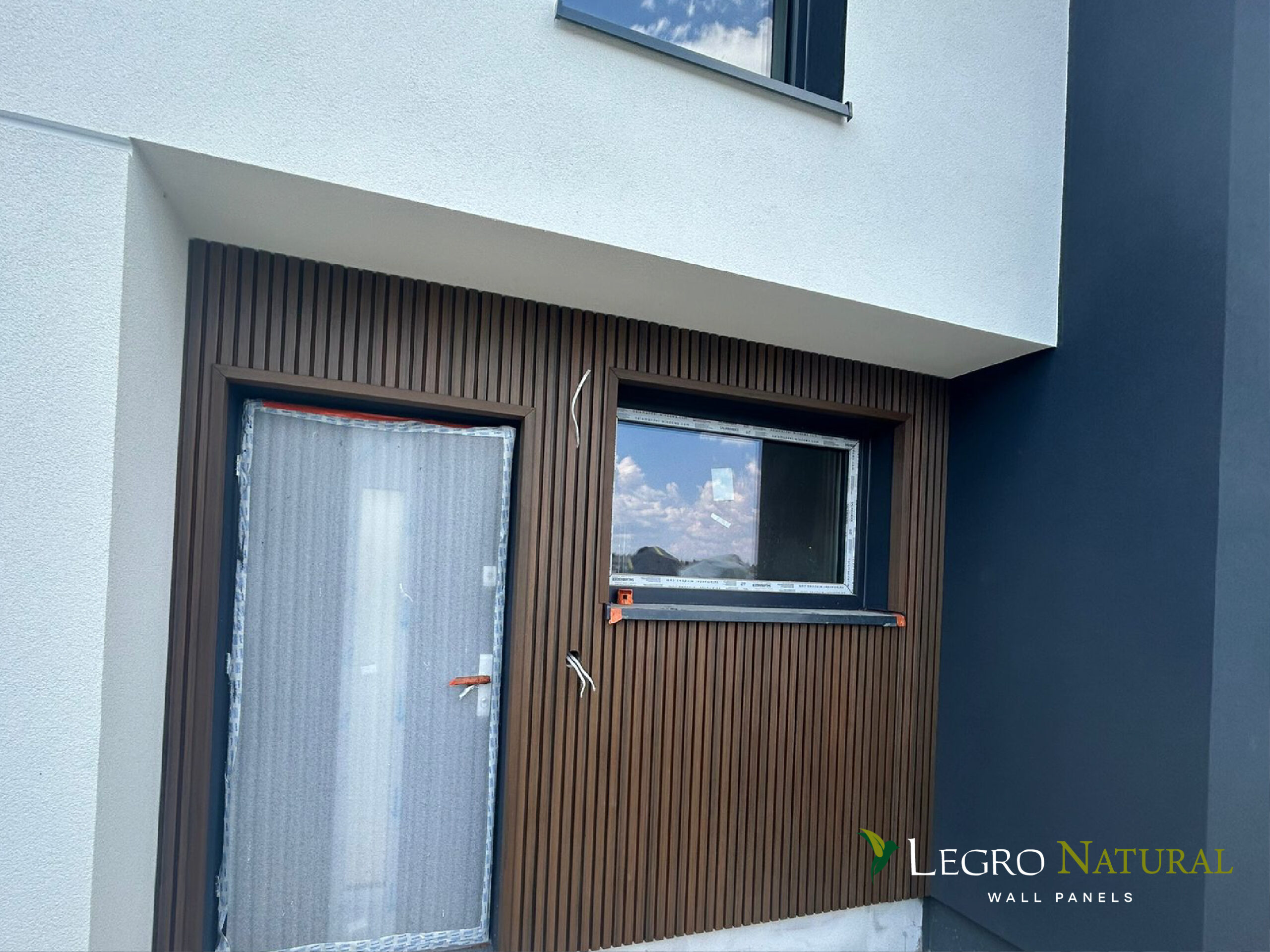 Фасадний профіль Legro Walnut (FS 21, FS 15). Дошка Legro Natural Walnut для оздоблення фасадів для має захист від плям і впливу ультрафіолетового випромінювання.