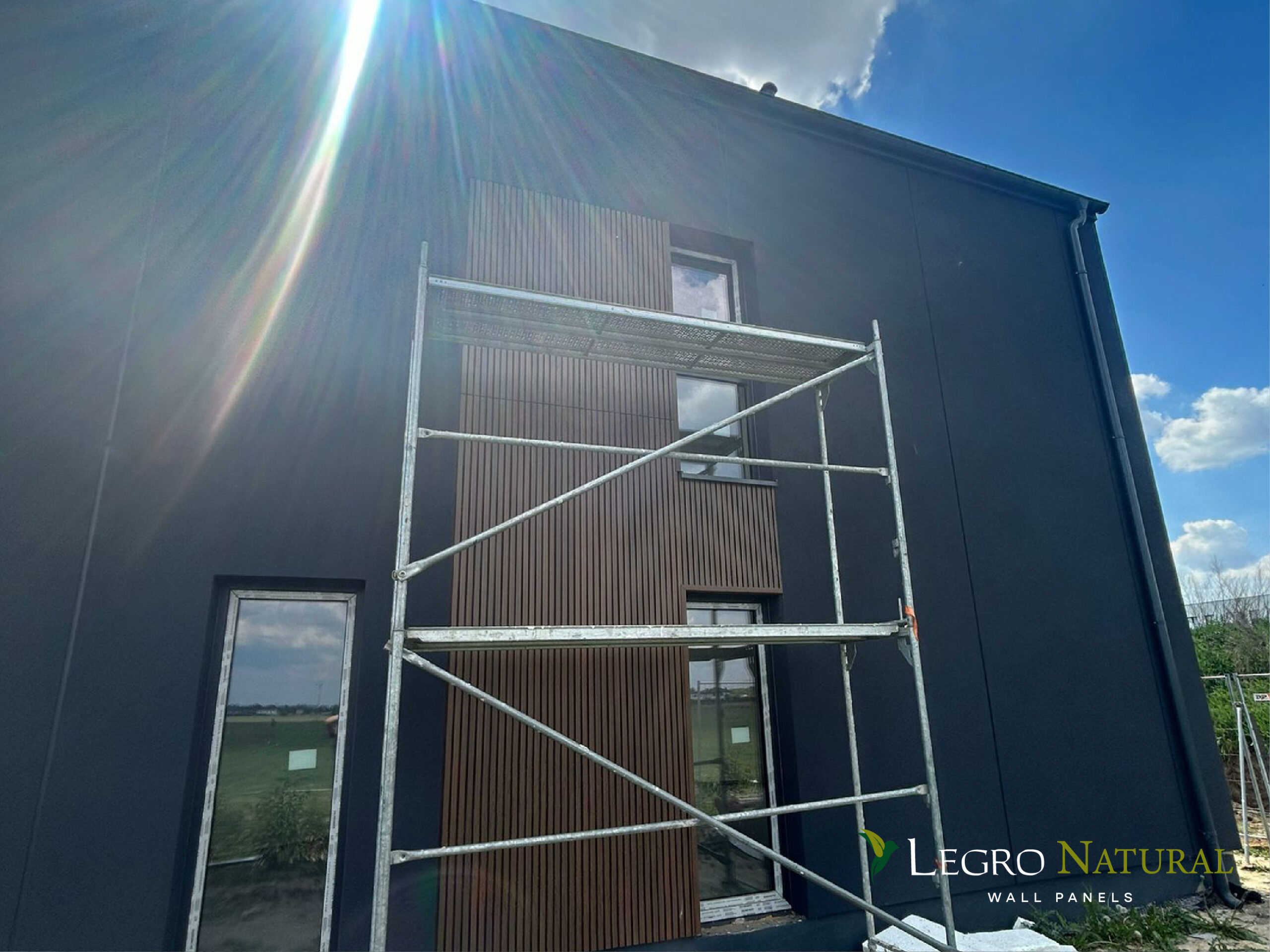 Фасадний профіль Legro Walnut (FS 21, FS 15). Дошка Legro Natural Walnut для оздоблення фасадів для має захист від плям і впливу ультрафіолетового випромінювання.