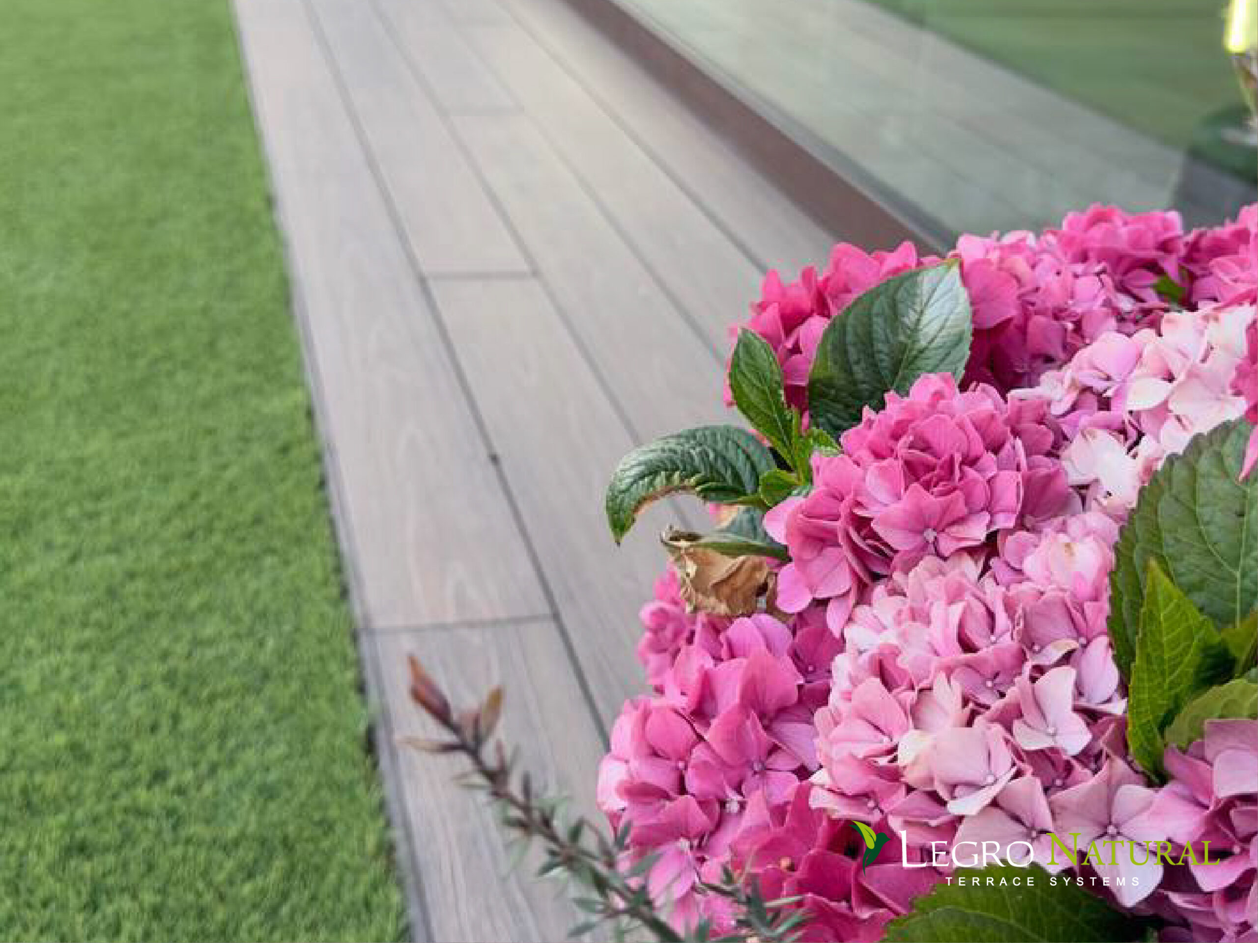 Терасна дошка Legro Natural Walnut. Legro Ultra Natural виготовлена з екологічного деревно-полімерного композиту зі стійкістю до утворення плям і 100% захистом кольору.