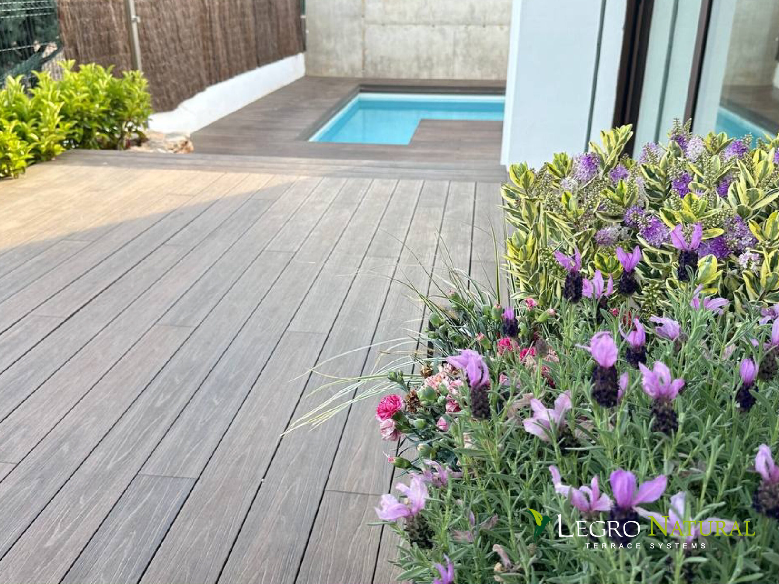 Терасна дошка Legro Natural Walnut. Legro Ultra Natural виготовлена з екологічного деревно-полімерного композиту зі стійкістю до утворення плям і 100% захистом кольору.
