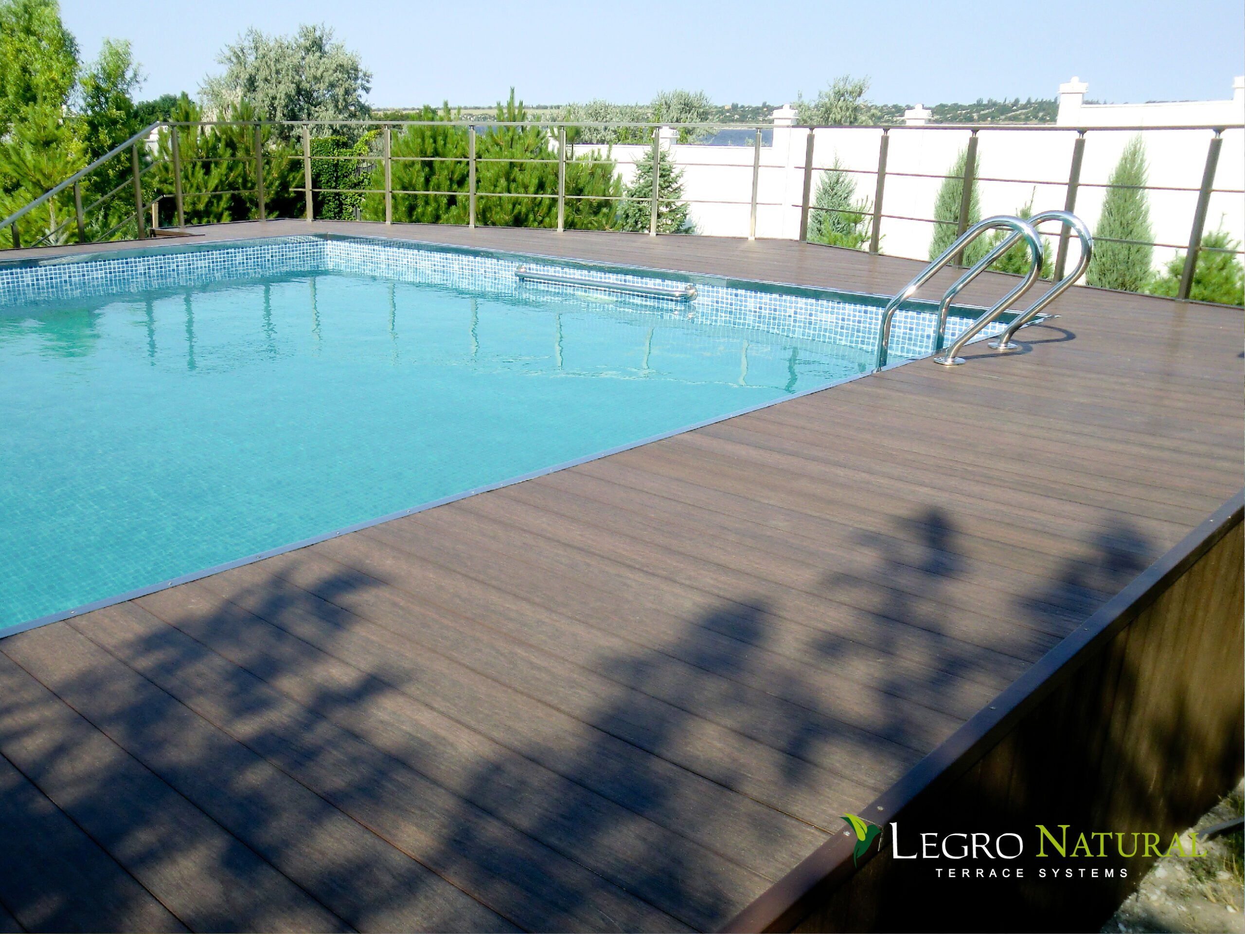 Терасна дошка Legro Natural Walnut. Legro Ultra Natural виготовлена з екологічного деревно-полімерного композиту зі стійкістю до утворення плям і 100% захистом кольору.