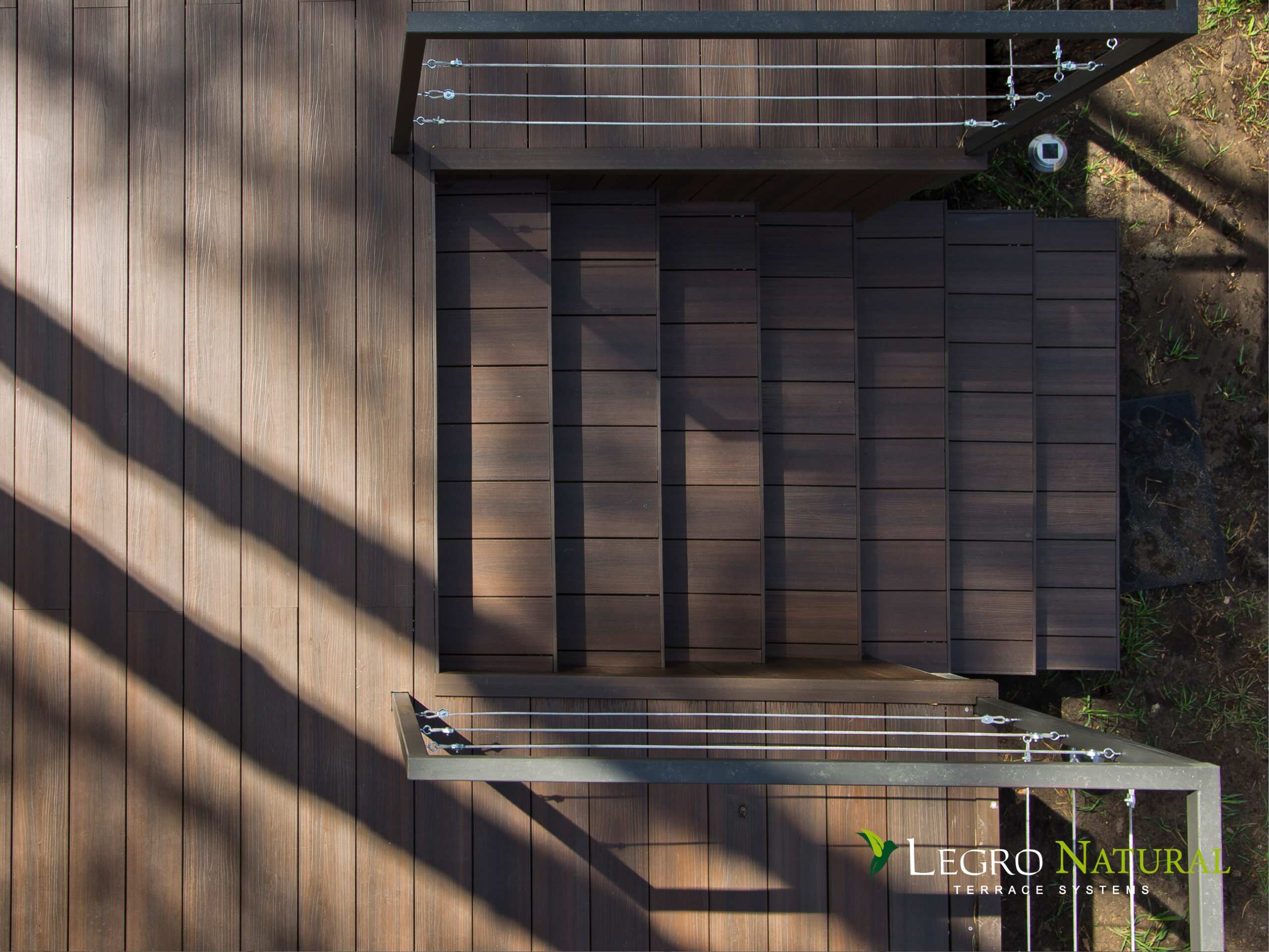 Терасна дошка Legro Natural Walnut. Legro Ultra Natural виготовлена з екологічного деревно-полімерного композиту зі стійкістю до утворення плям і 100% захистом кольору.
