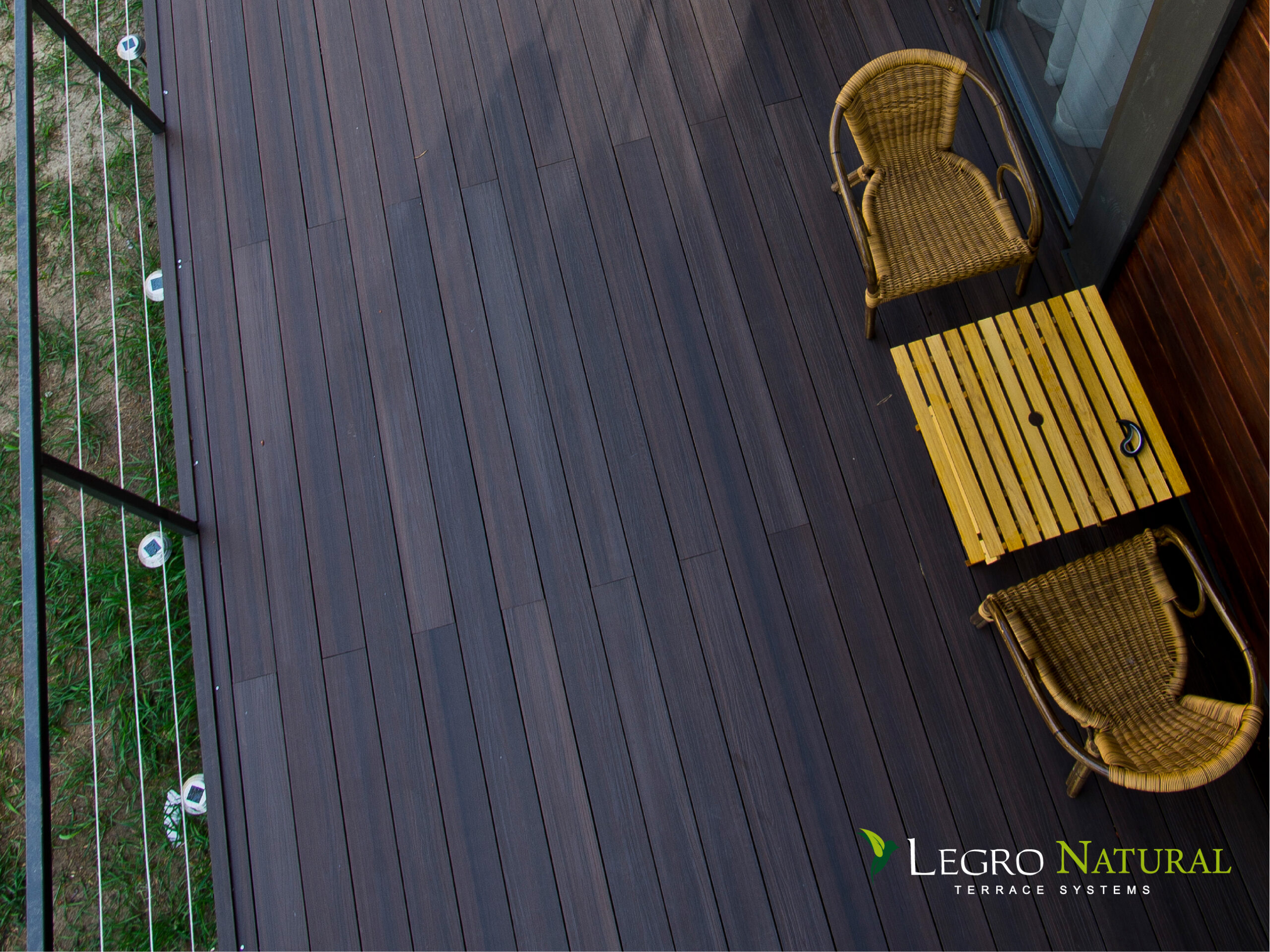 Терасна дошка Legro Natural Walnut. Legro Ultra Natural виготовлена з екологічного деревно-полімерного композиту зі стійкістю до утворення плям і 100% захистом кольору.