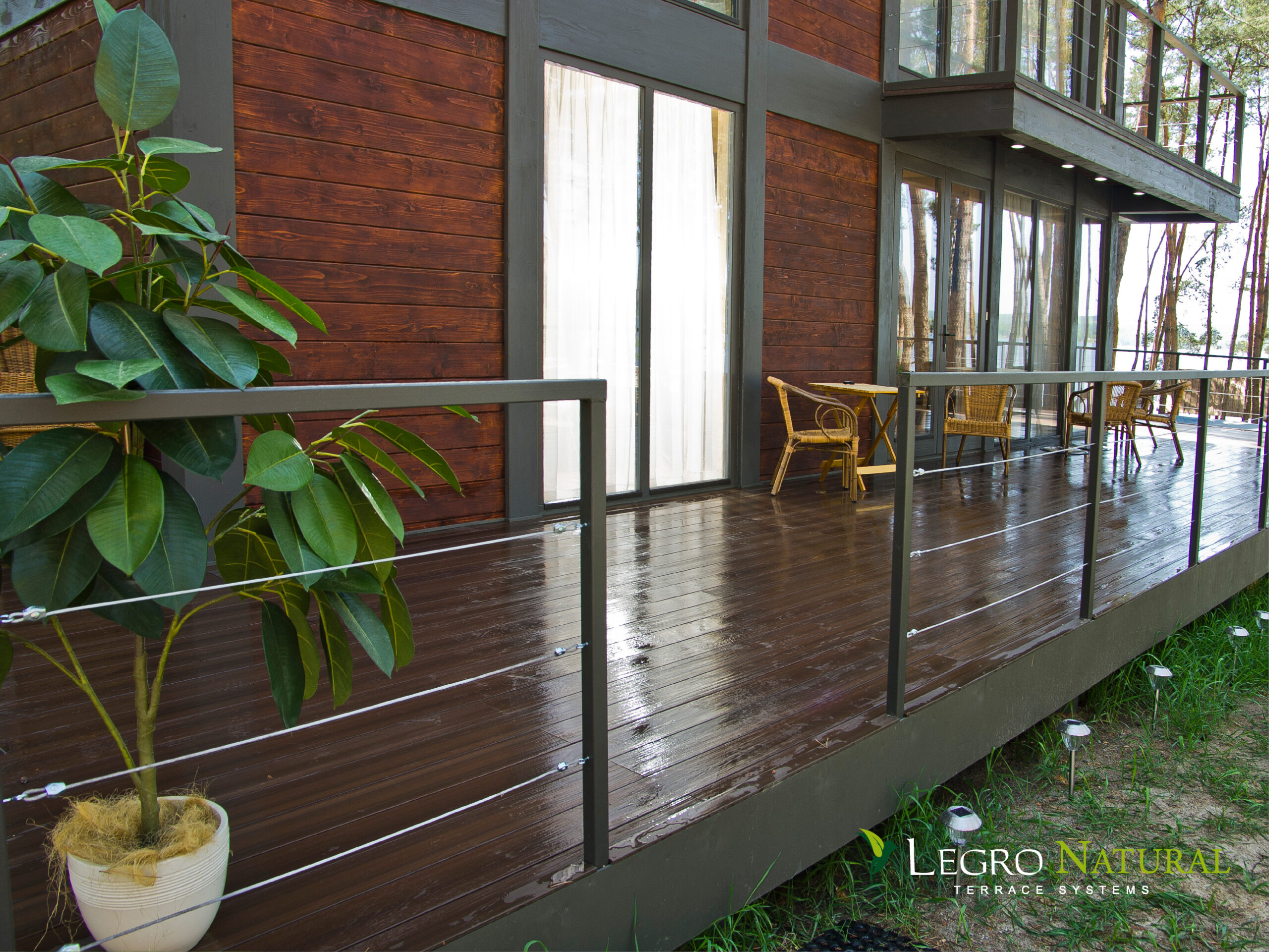 Терасна дошка Legro Natural Walnut. Legro Ultra Natural виготовлена з екологічного деревно-полімерного композиту зі стійкістю до утворення плям і 100% захистом кольору.