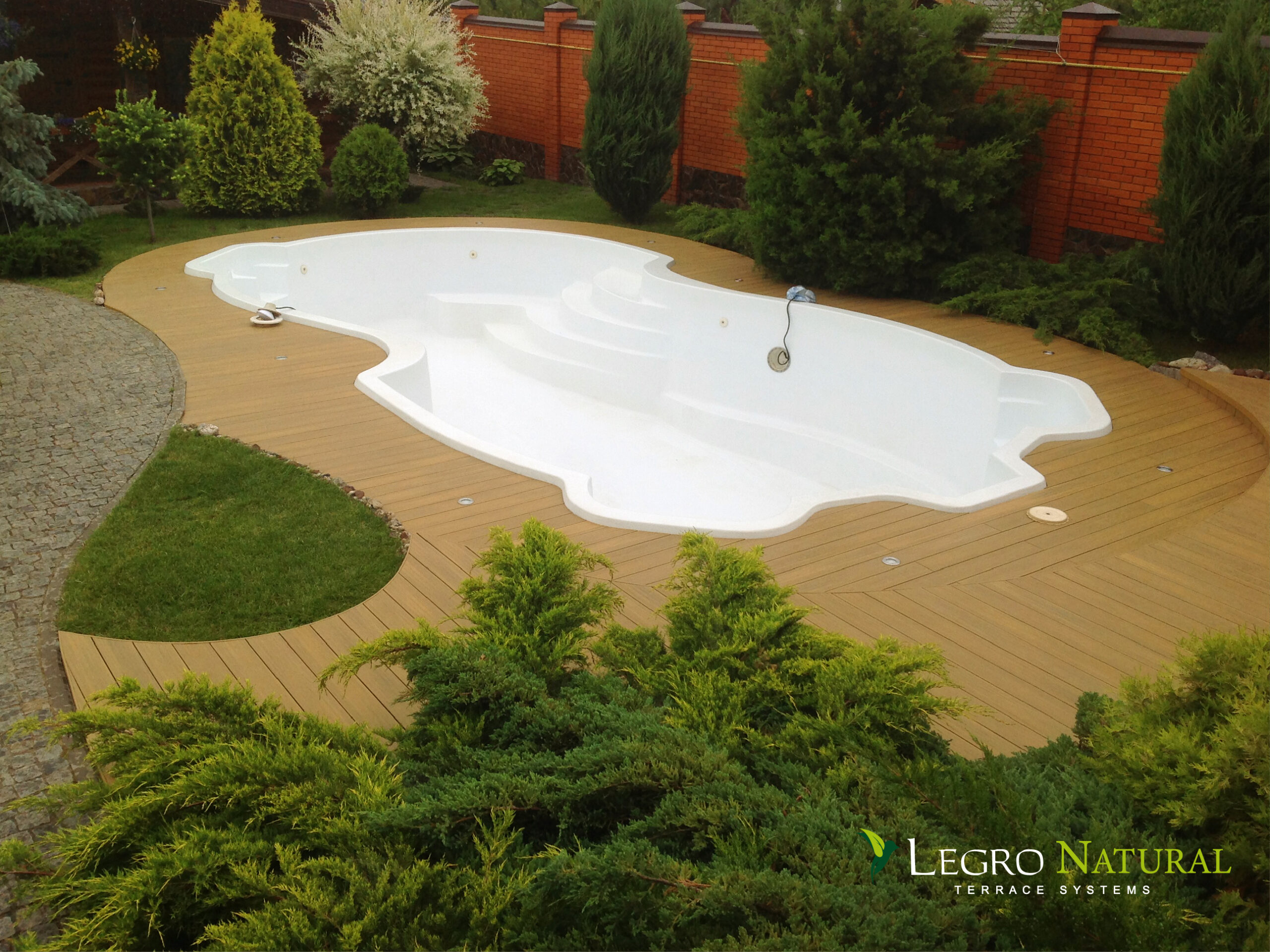 Террасная доска Legro Natural Maple. Legro Ultra Natural изготовлена ​​из экологичного древесно-полимерного композита устойчивого к образованию пятен и 100% защитой цвета.