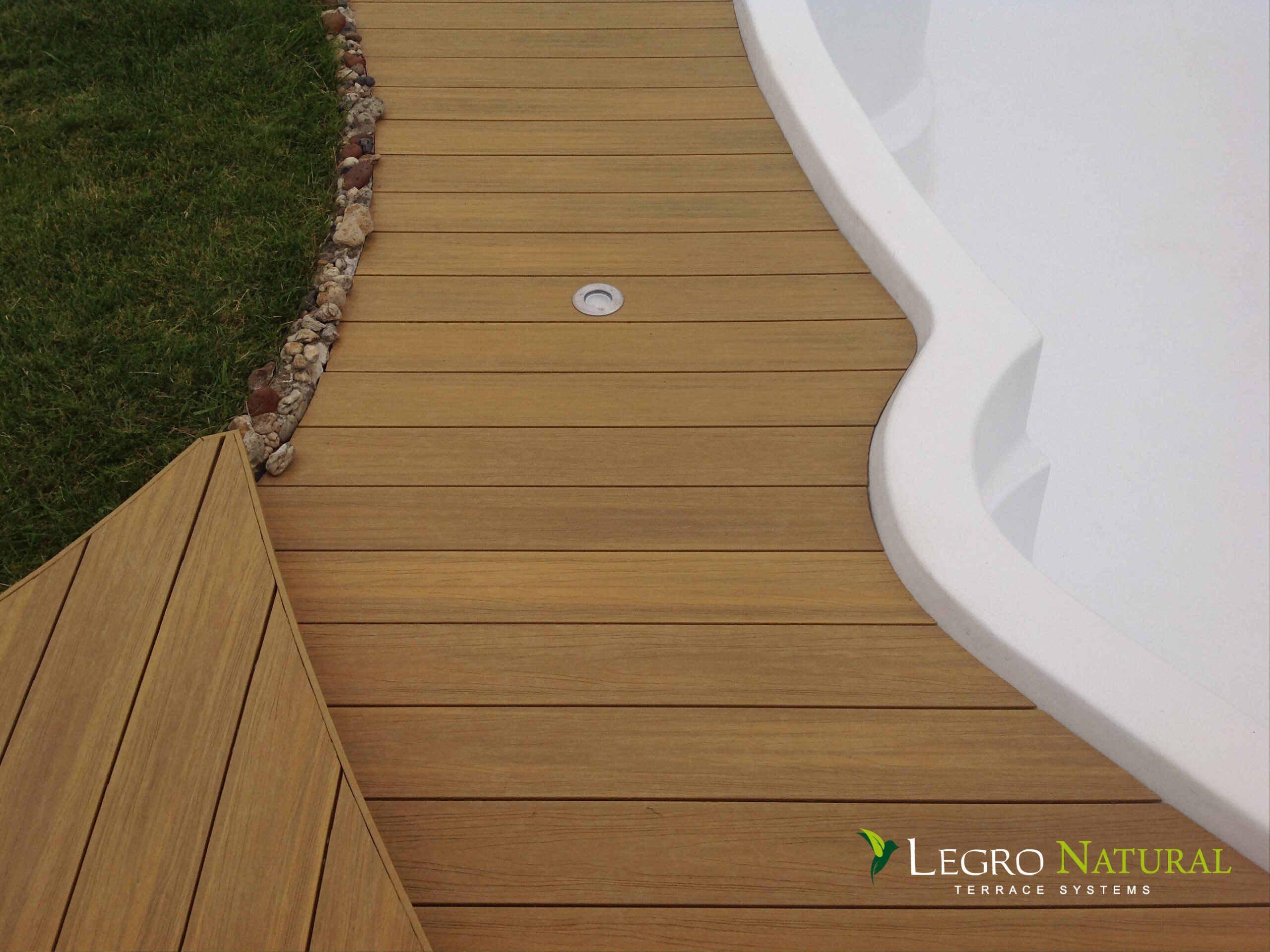 Террасная доска Legro Natural Maple. Legro Ultra Natural изготовлена ​​из экологичного древесно-полимерного композита устойчивого к образованию пятен и 100% защитой цвета.