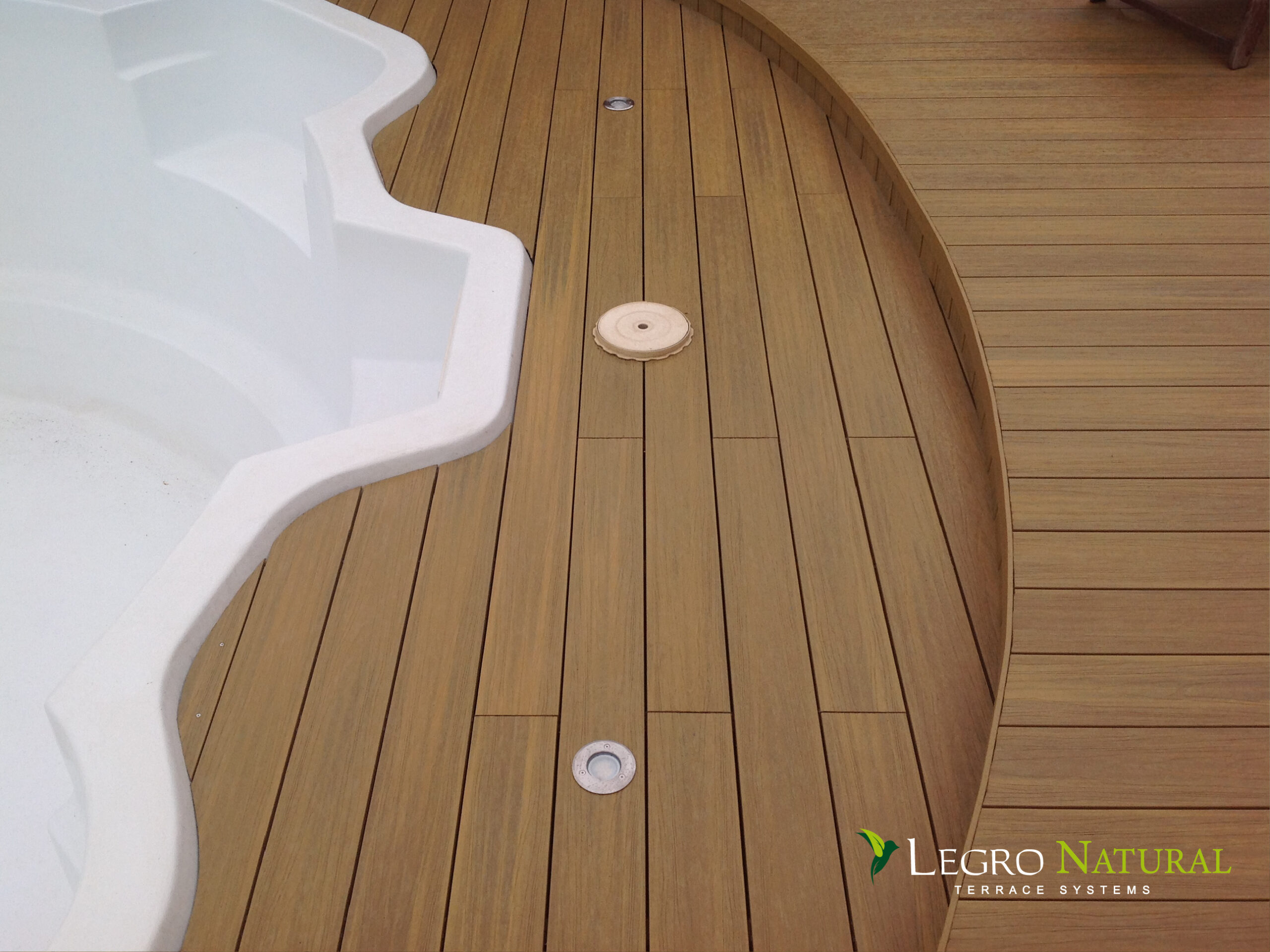 Террасная доска Legro Natural Maple. Legro Ultra Natural изготовлена ​​из экологичного древесно-полимерного композита устойчивого к образованию пятен и 100% защитой цвета.