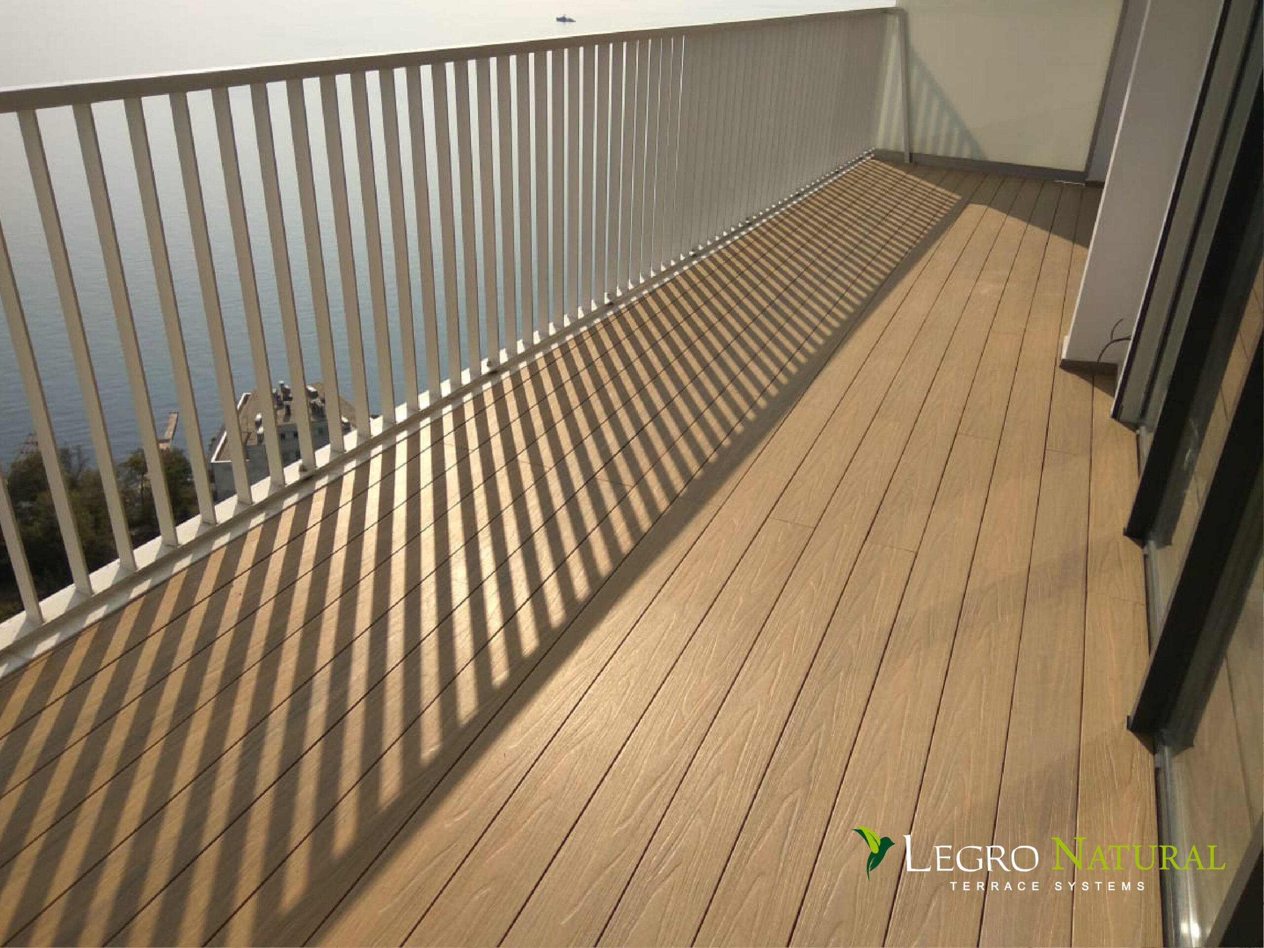 Терасна дошка Legro Natural Teak. Legro Ultra Natural – міцна, не боїться ударів, рідин, екологічна та легка у догляді, термін служби – близько 50 років.