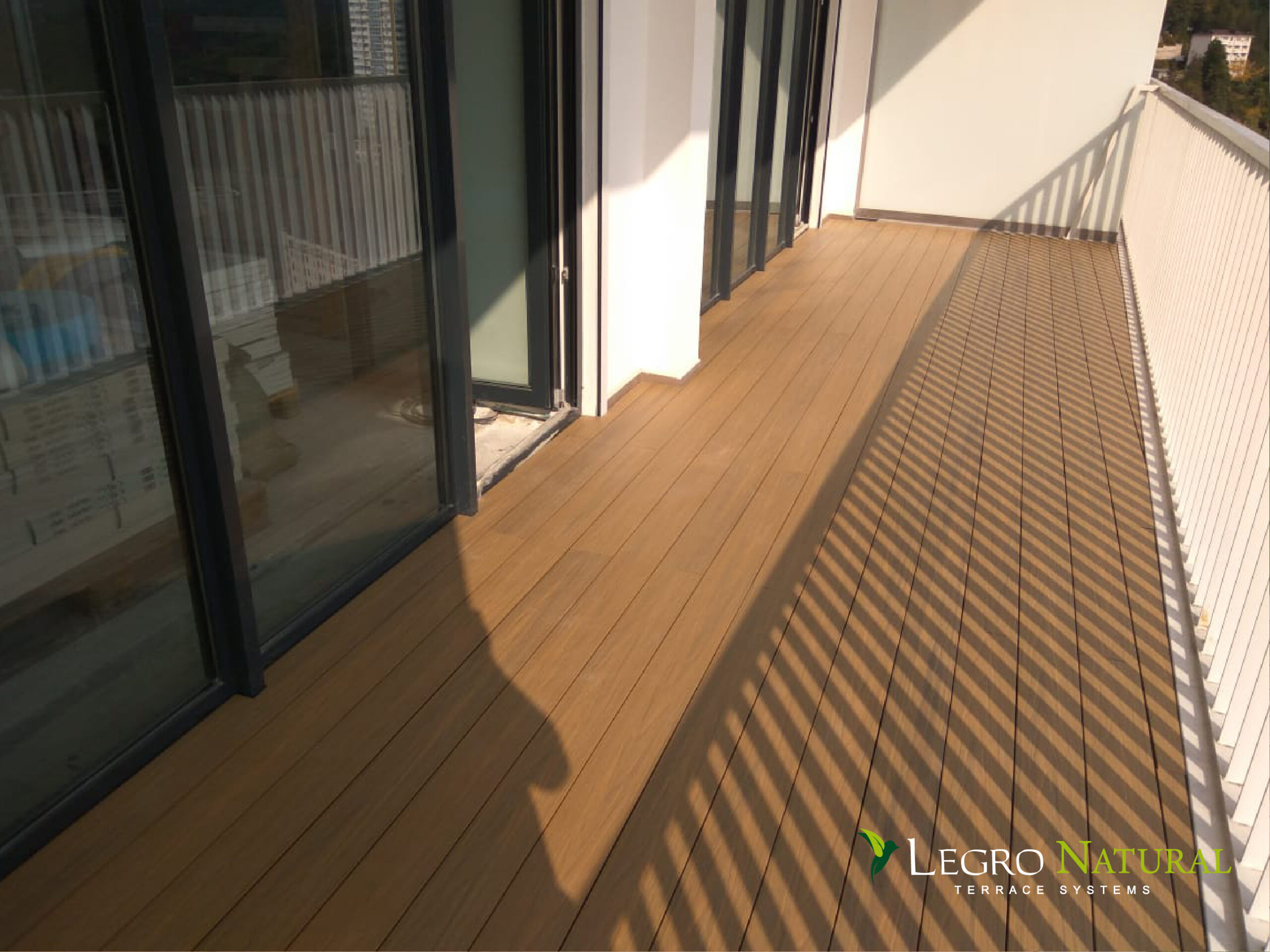 Терасна дошка Legro Natural Teak. Legro Ultra Natural – міцна, не боїться ударів, рідин, екологічна та легка у догляді, термін служби – близько 50 років.