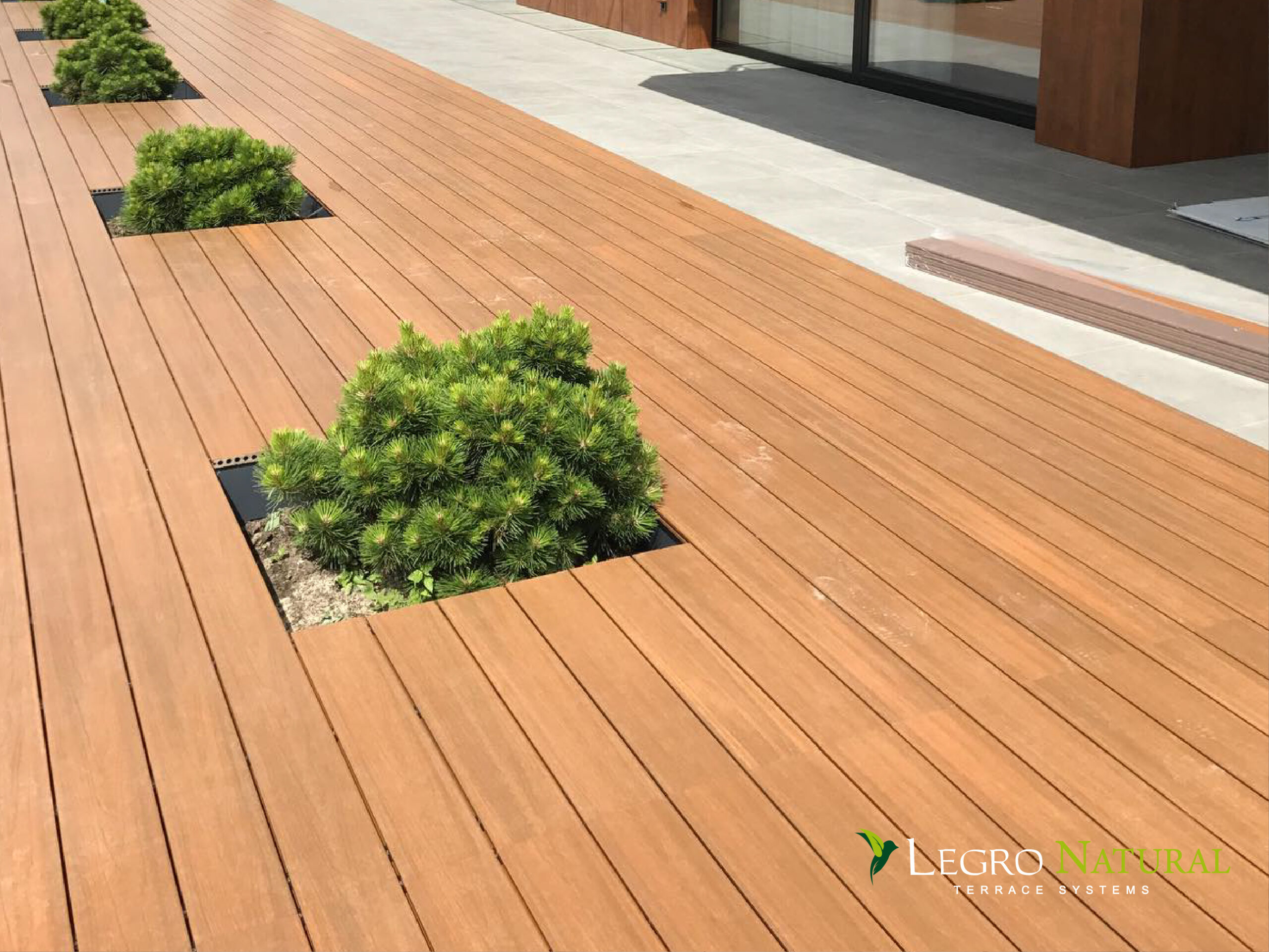 Терасна дошка Legro Natural Teak. Legro Ultra Natural – міцна, не боїться ударів, рідин, екологічна та легка у догляді, термін служби – близько 50 років.