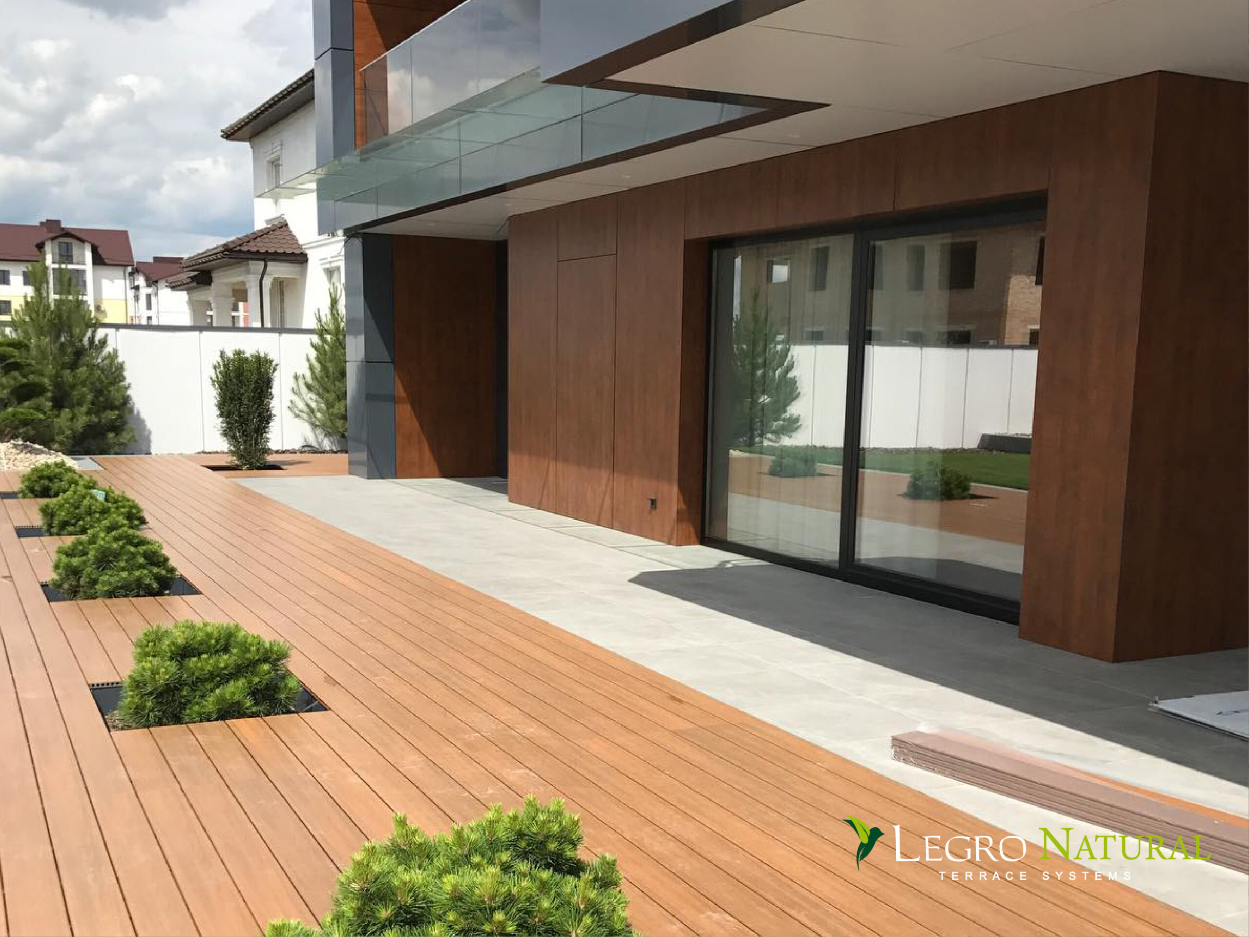 Терасна дошка Legro Natural Teak. Legro Ultra Natural – міцна, не боїться ударів, рідин, екологічна та легка у догляді, термін служби – близько 50 років.