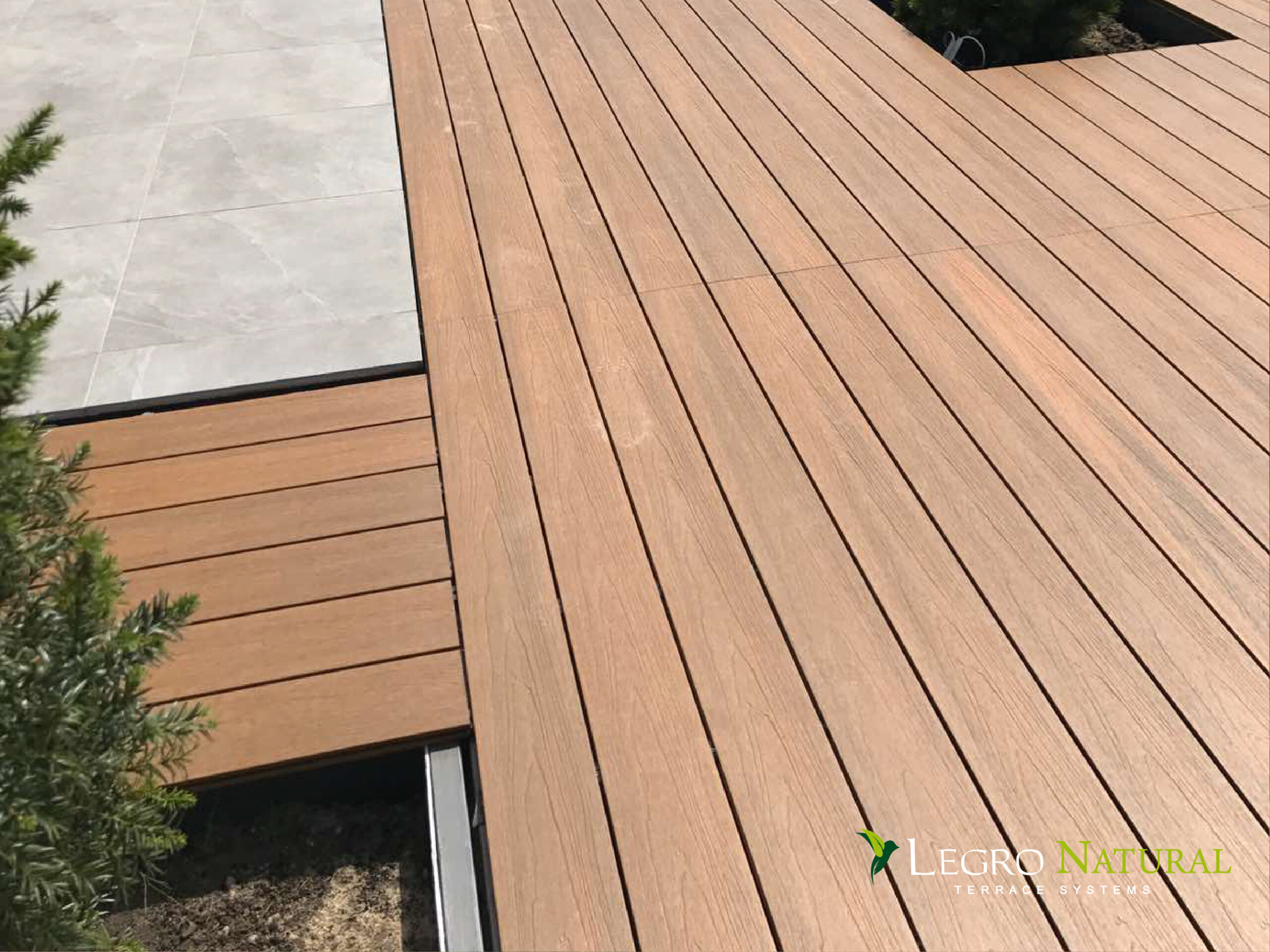 Терасна дошка Legro Natural Teak. Legro Ultra Natural – міцна, не боїться ударів, рідин, екологічна та легка у догляді, термін служби – близько 50 років.