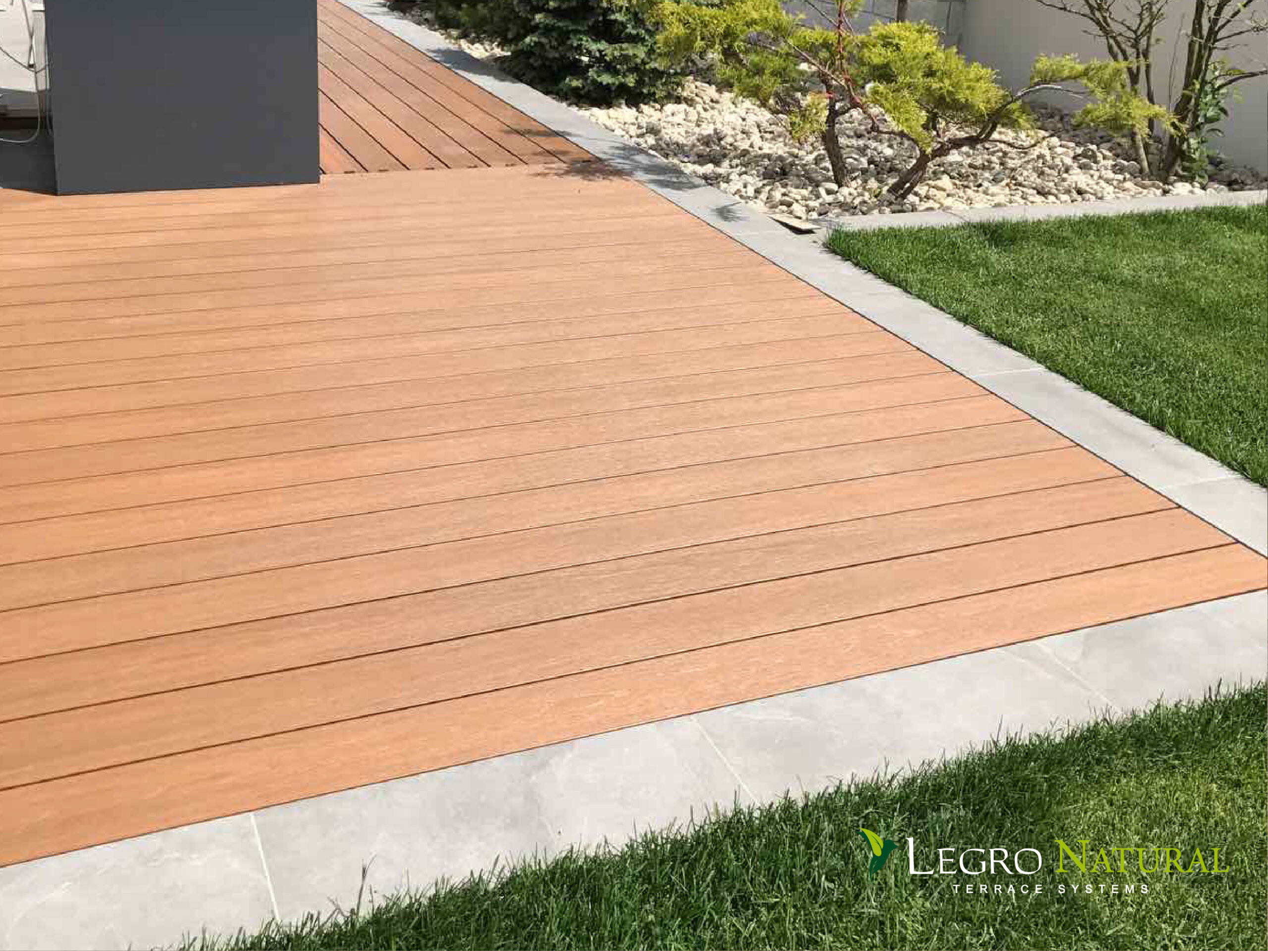 Терасна дошка Legro Natural Teak. Legro Ultra Natural – міцна, не боїться ударів, рідин, екологічна та легка у догляді, термін служби – близько 50 років.