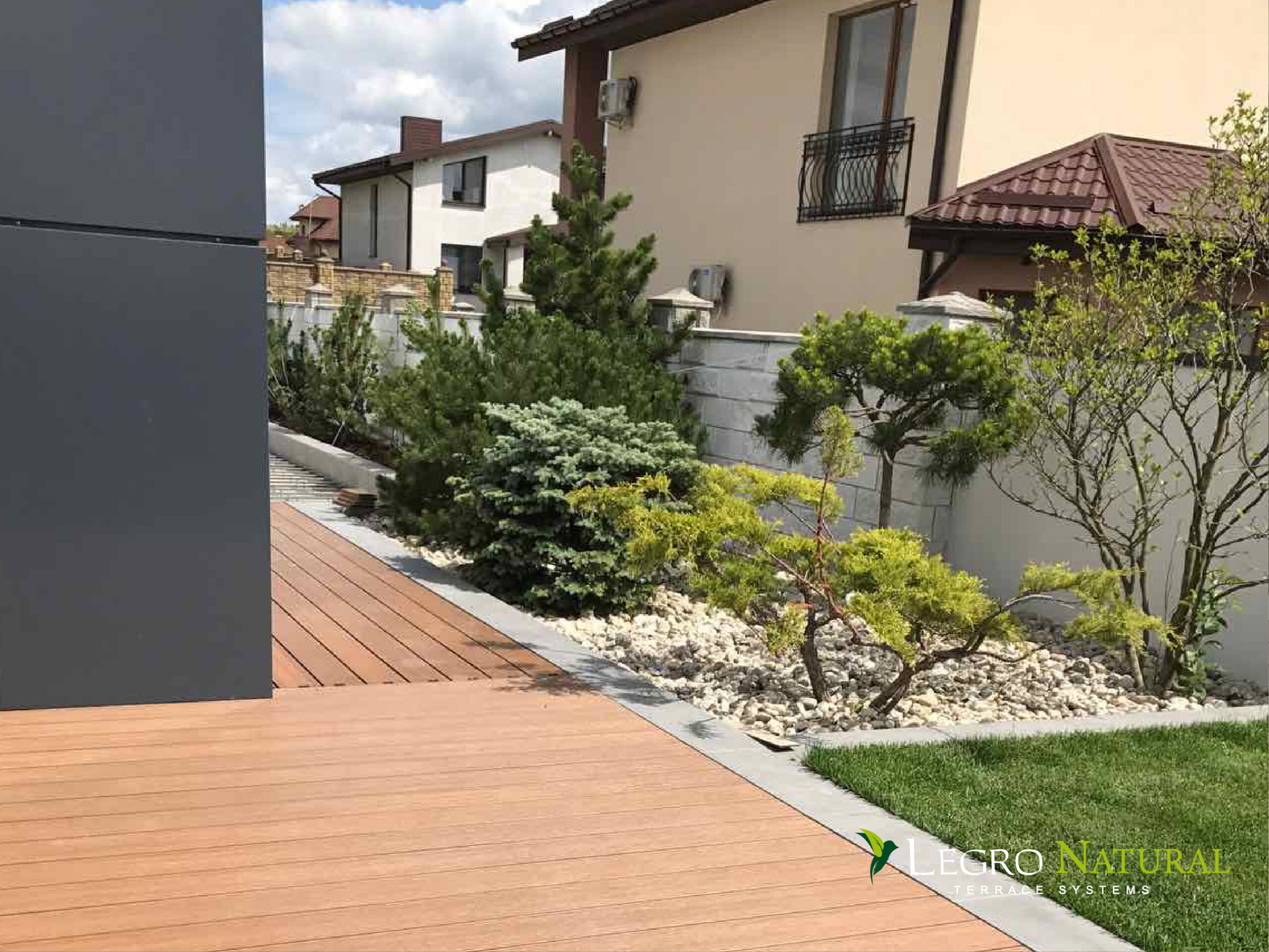 Терасна дошка Legro Natural Teak. Legro Ultra Natural – міцна, не боїться ударів, рідин, екологічна та легка у догляді, термін служби – близько 50 років.