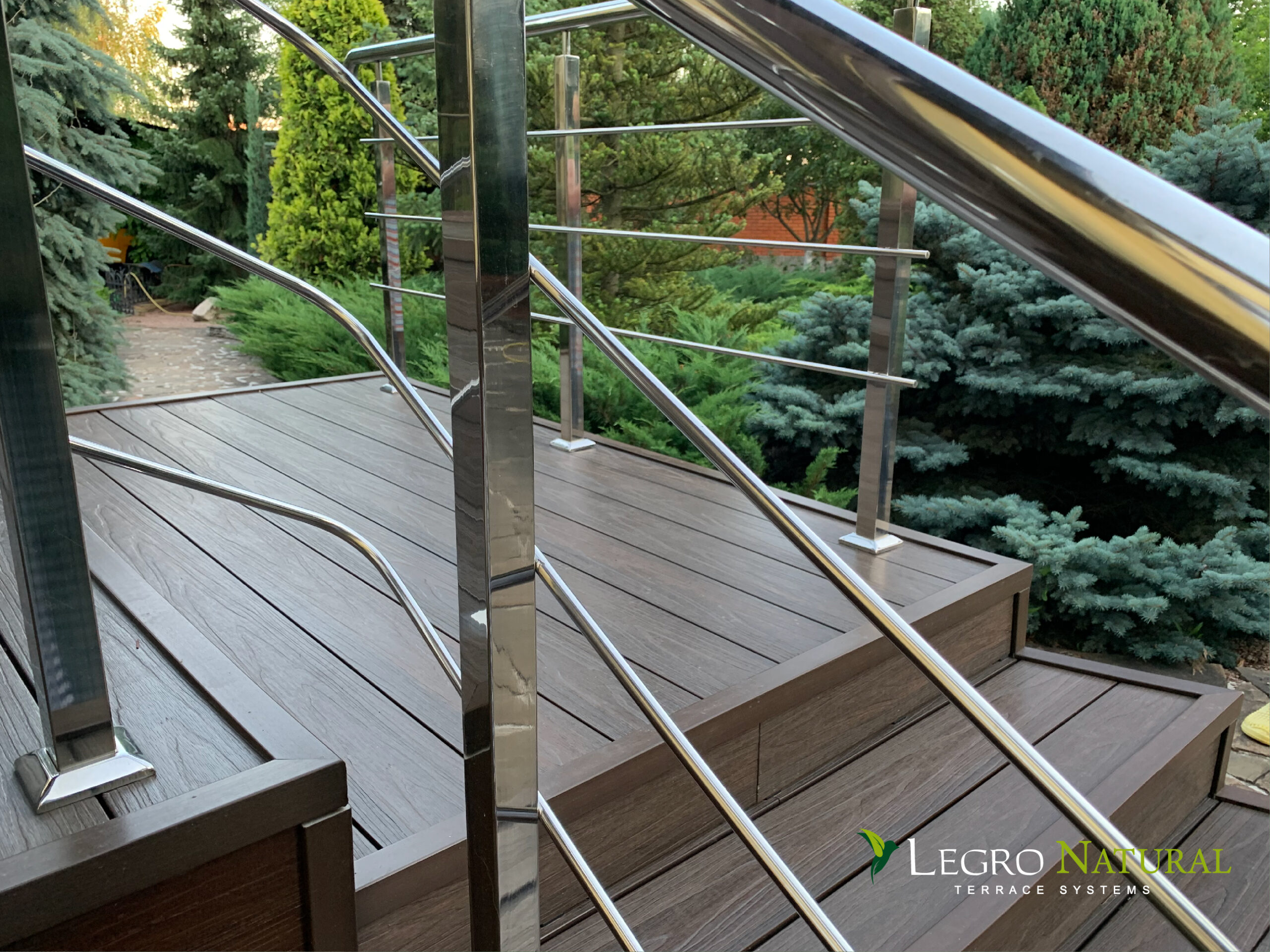 Терасна дошка Legro Natural Walnut. Legro Ultra Natural виготовлена з екологічного деревно-полімерного композиту зі стійкістю до утворення плям і 100% захистом кольору.