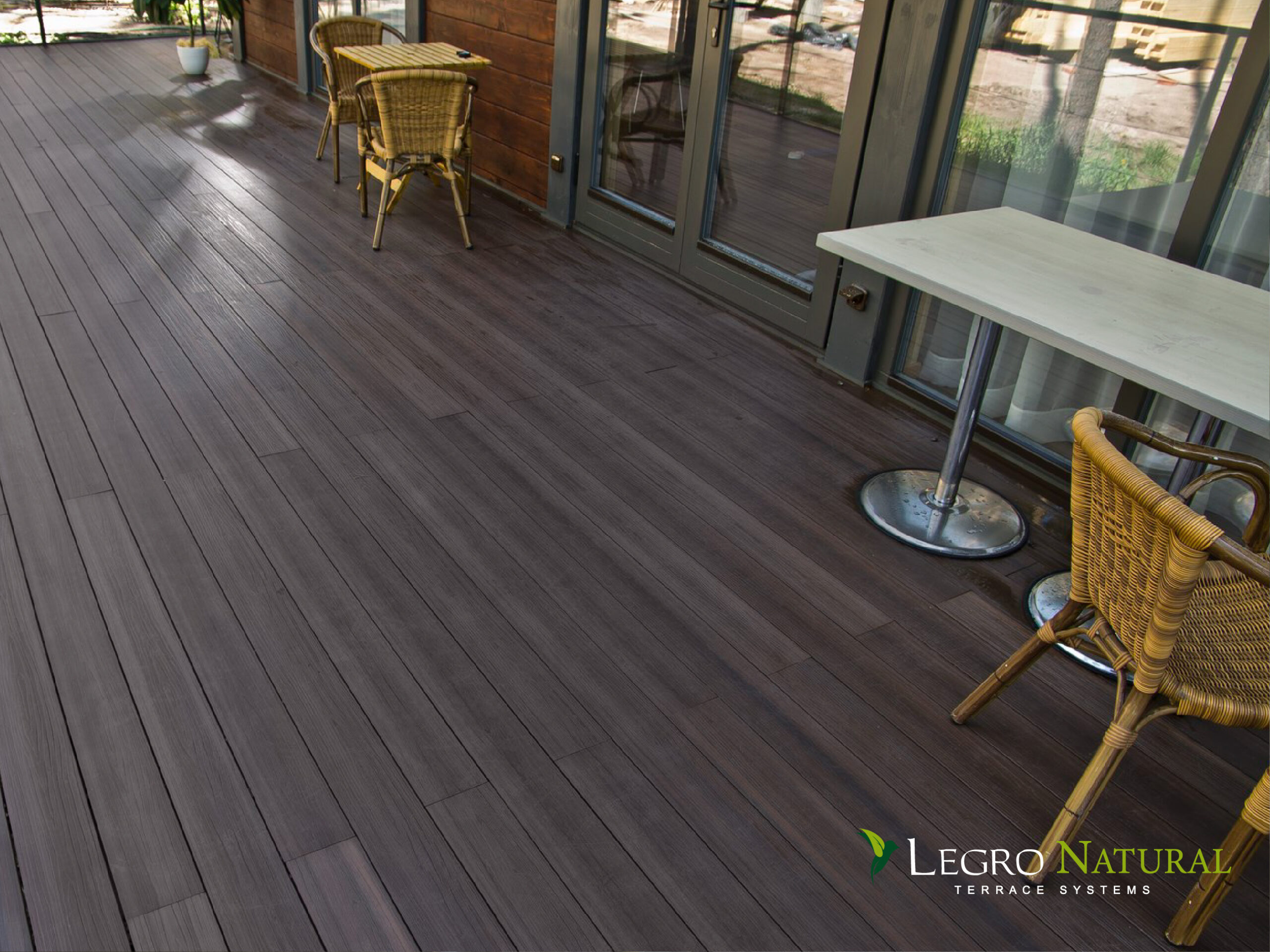 Терасна дошка Legro Natural Walnut. Legro Ultra Natural виготовлена з екологічного деревно-полімерного композиту зі стійкістю до утворення плям і 100% захистом кольору.