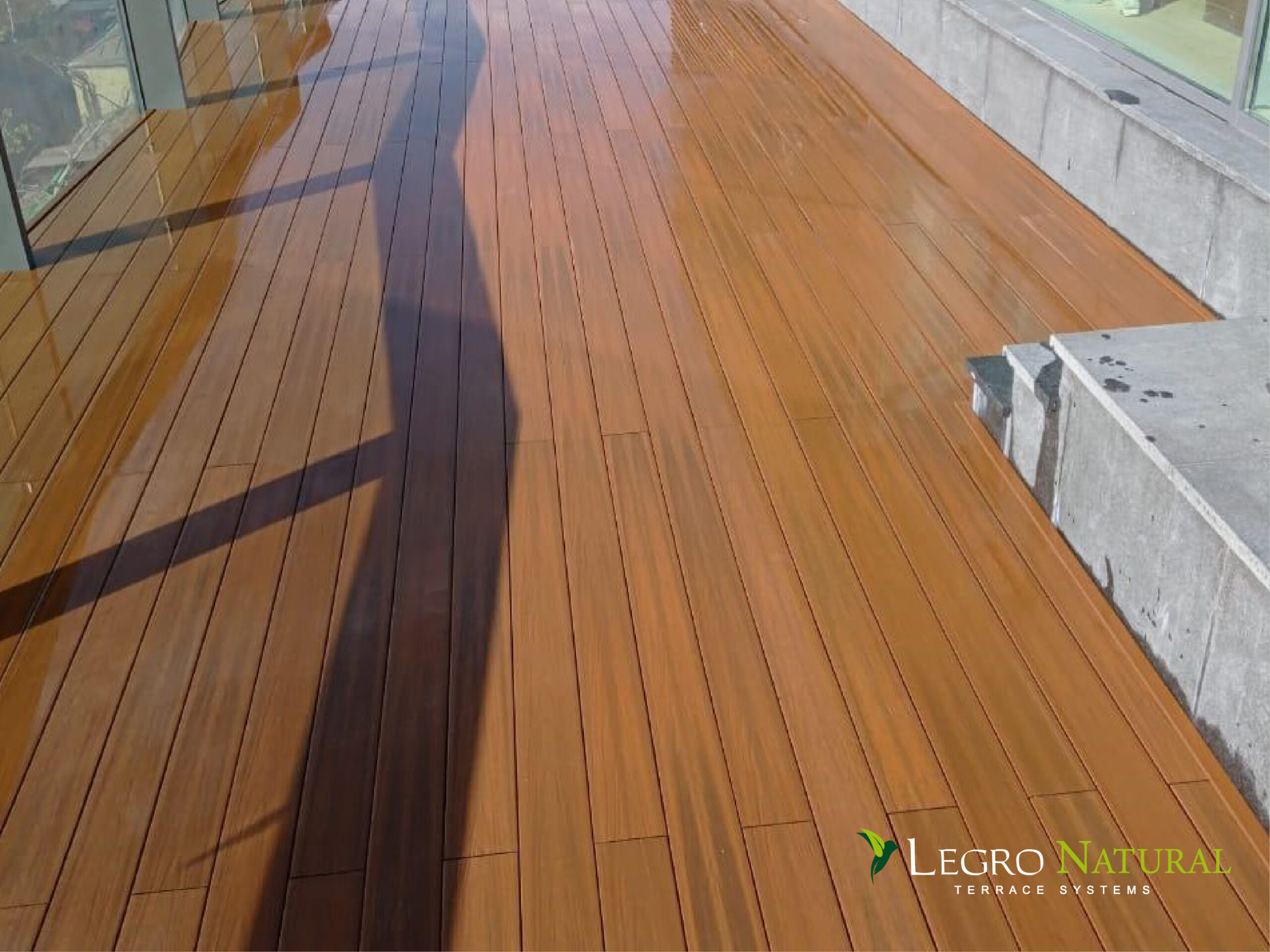 Терасна дошка Legro Natural Teak. Legro Ultra Natural – міцна, не боїться ударів, рідин, екологічна та легка у догляді, термін служби – близько 50 років.