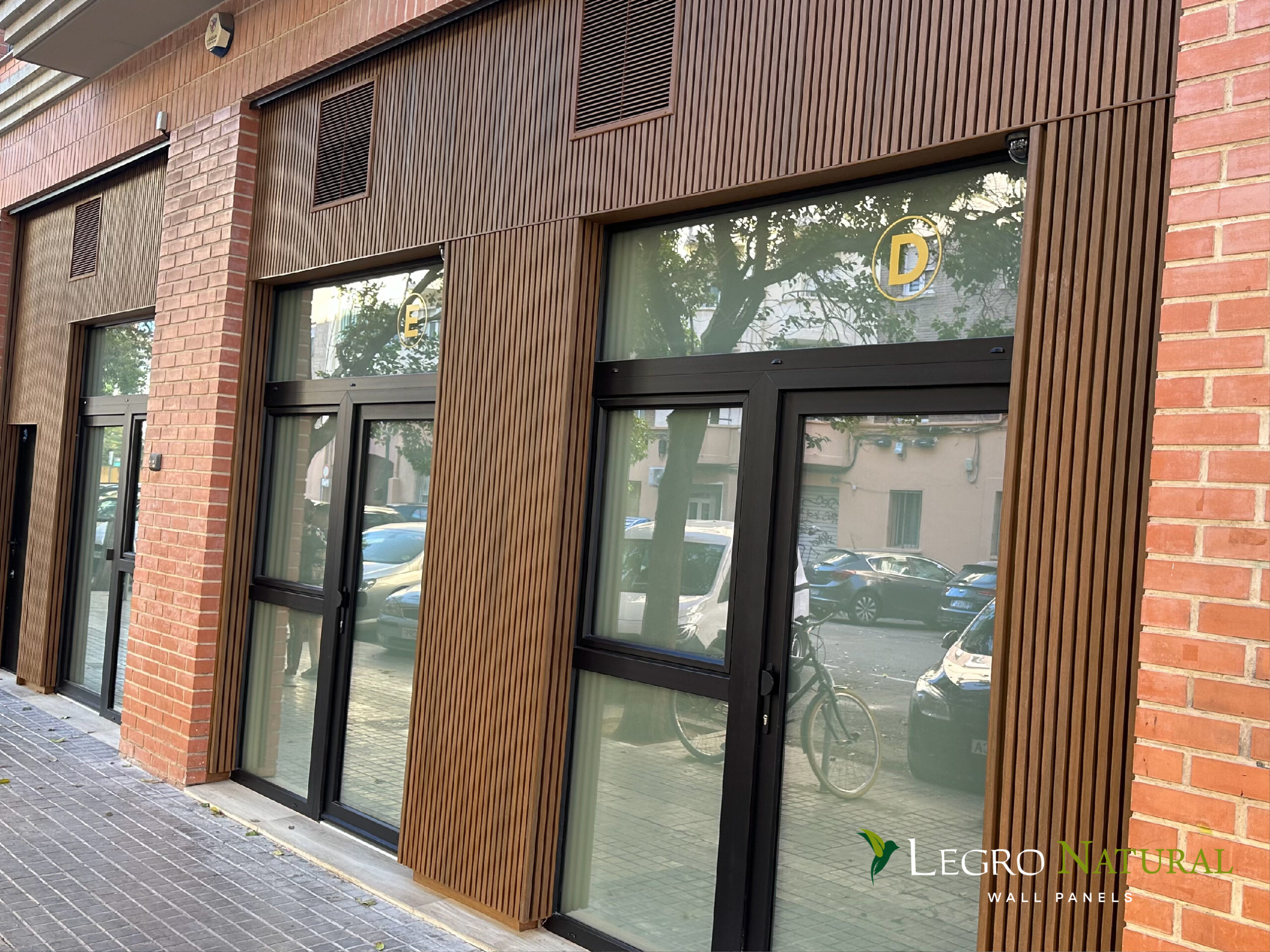 Фасадний профіль Legro Teak (FS 21, FS 15). Фасадна дошка Legro Natural Teak має максимальний захист від плям і впливу ультрафіолетового випромінювання.