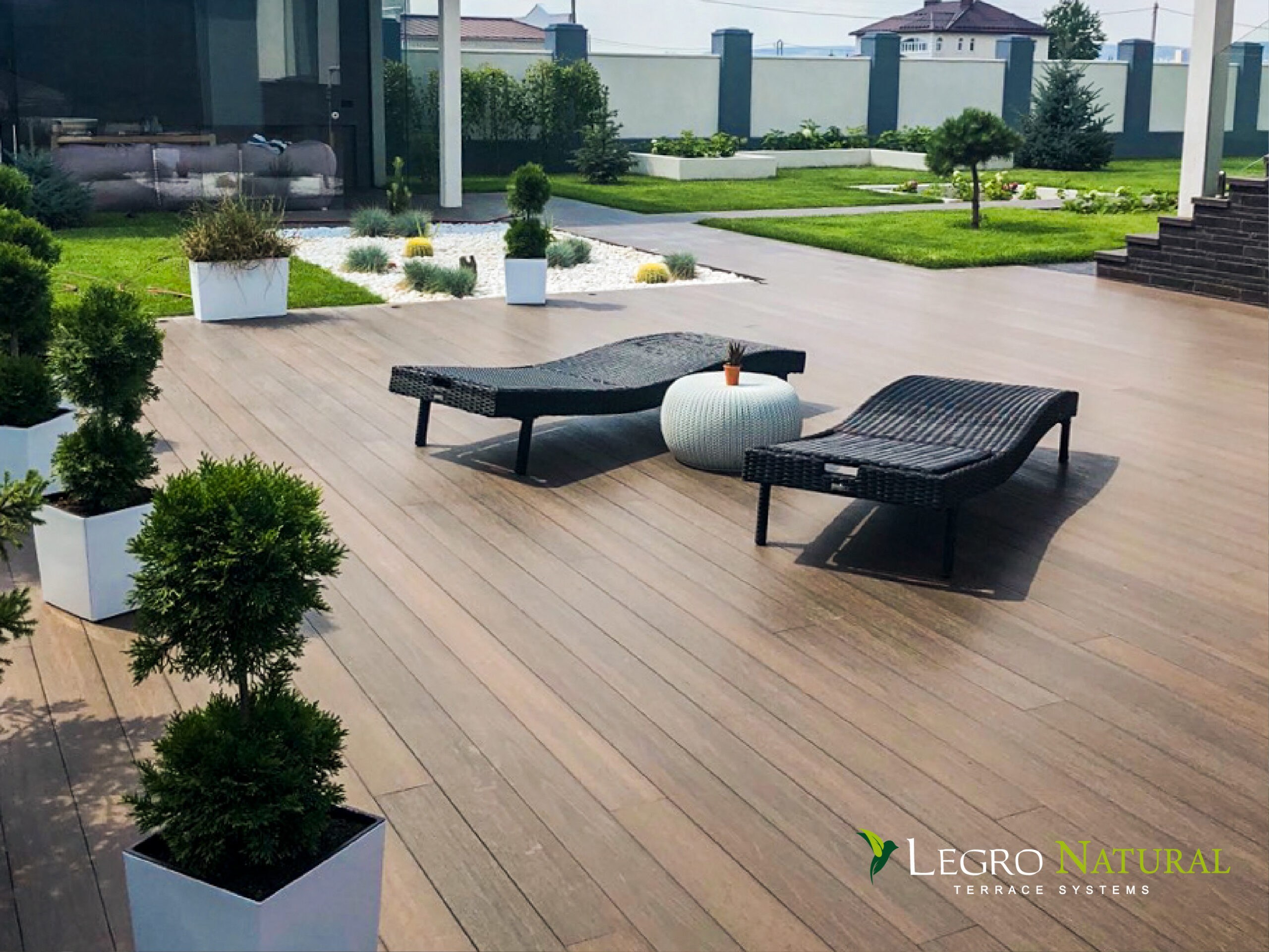Терасна дошка Legro Natural Teak. Legro Ultra Natural – міцна, не боїться ударів, рідин, екологічна та легка у догляді, термін служби – близько 50 років.